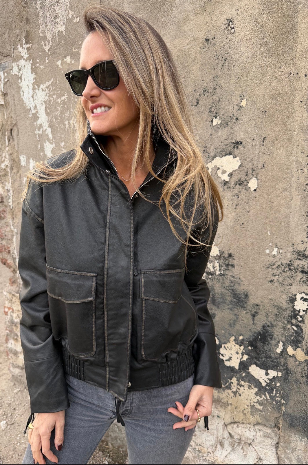 Chaqueta efecto cuero desgastado negra
