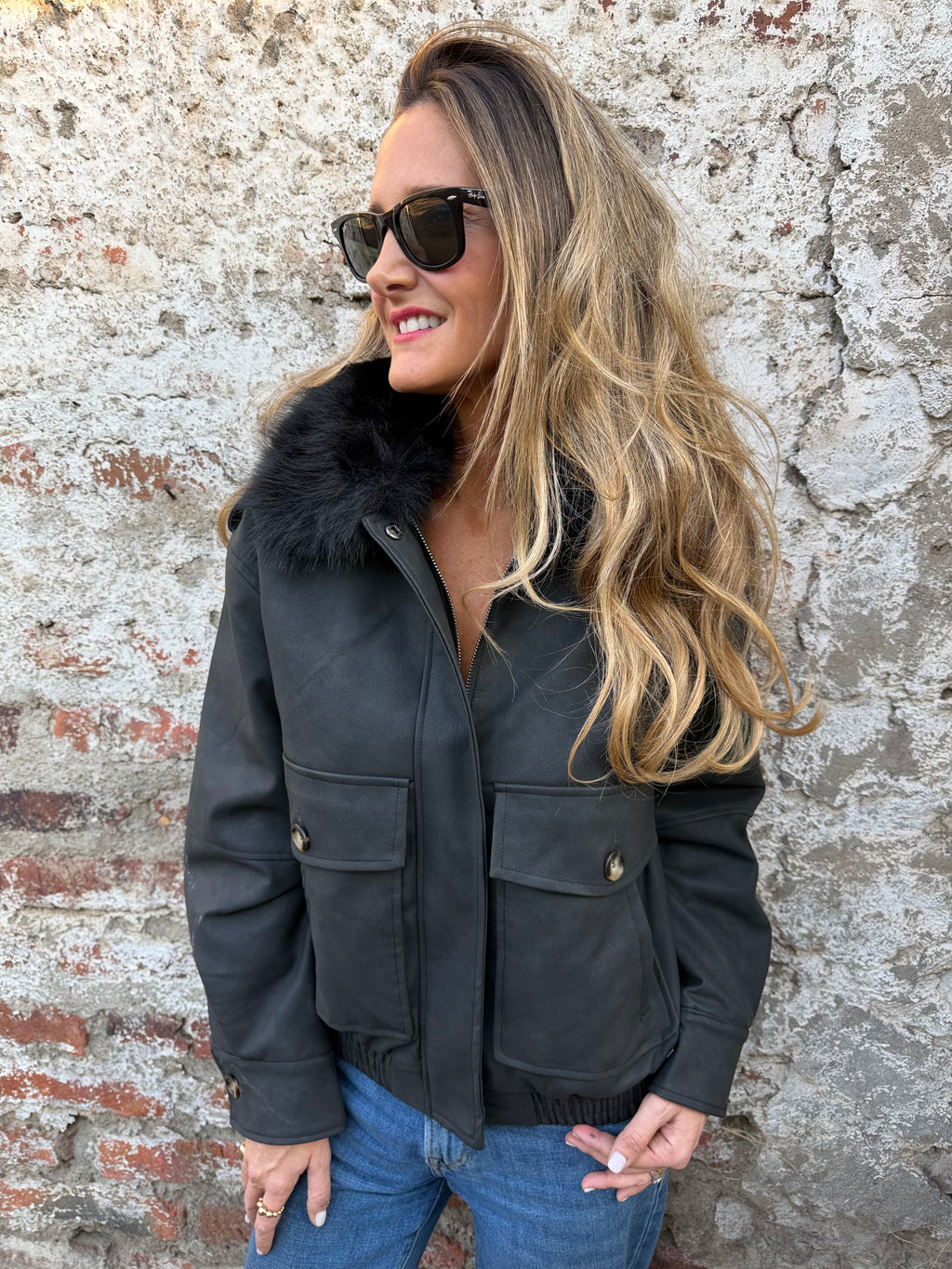 Chaqueta acolchada ecocuero opaco cuello removible piel negra