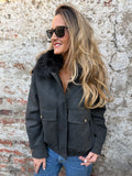 Chaqueta acolchada ecocuero opaco cuello removible piel negra