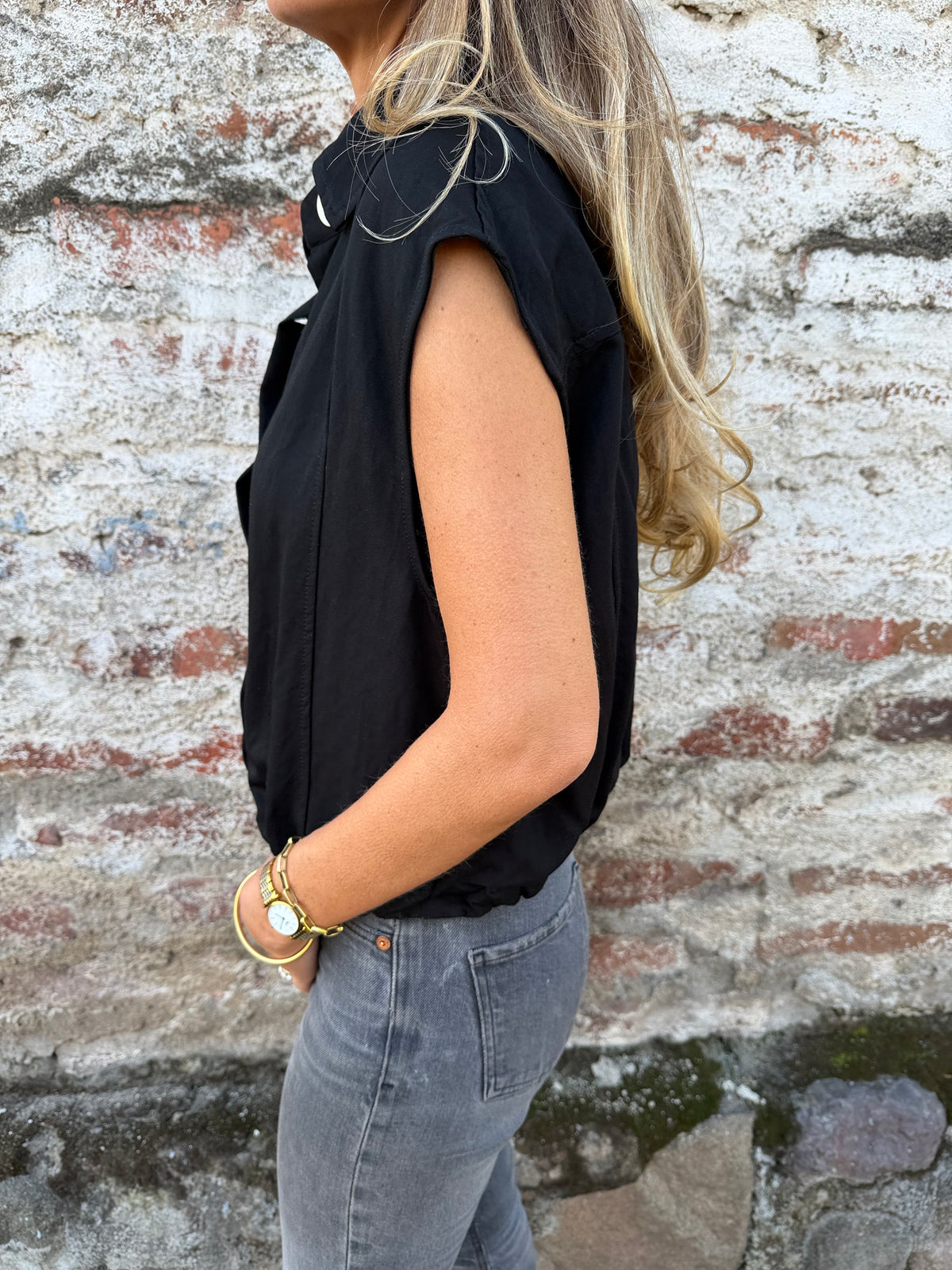 Blusa tipo chaqueta sin manga negro
