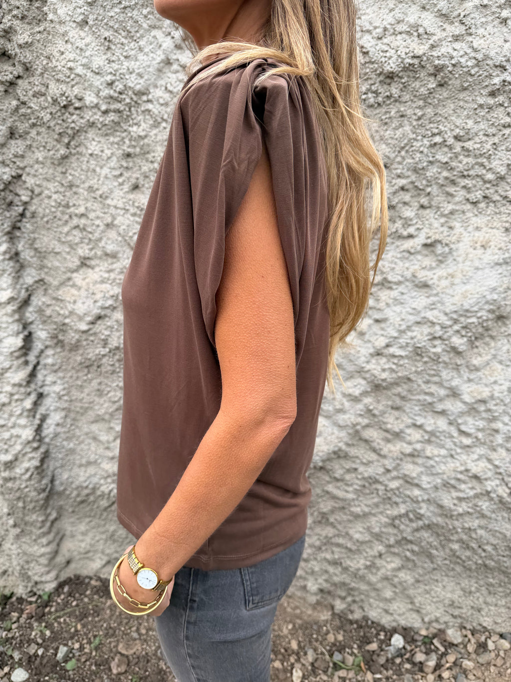 Polera hombreras plisadas café