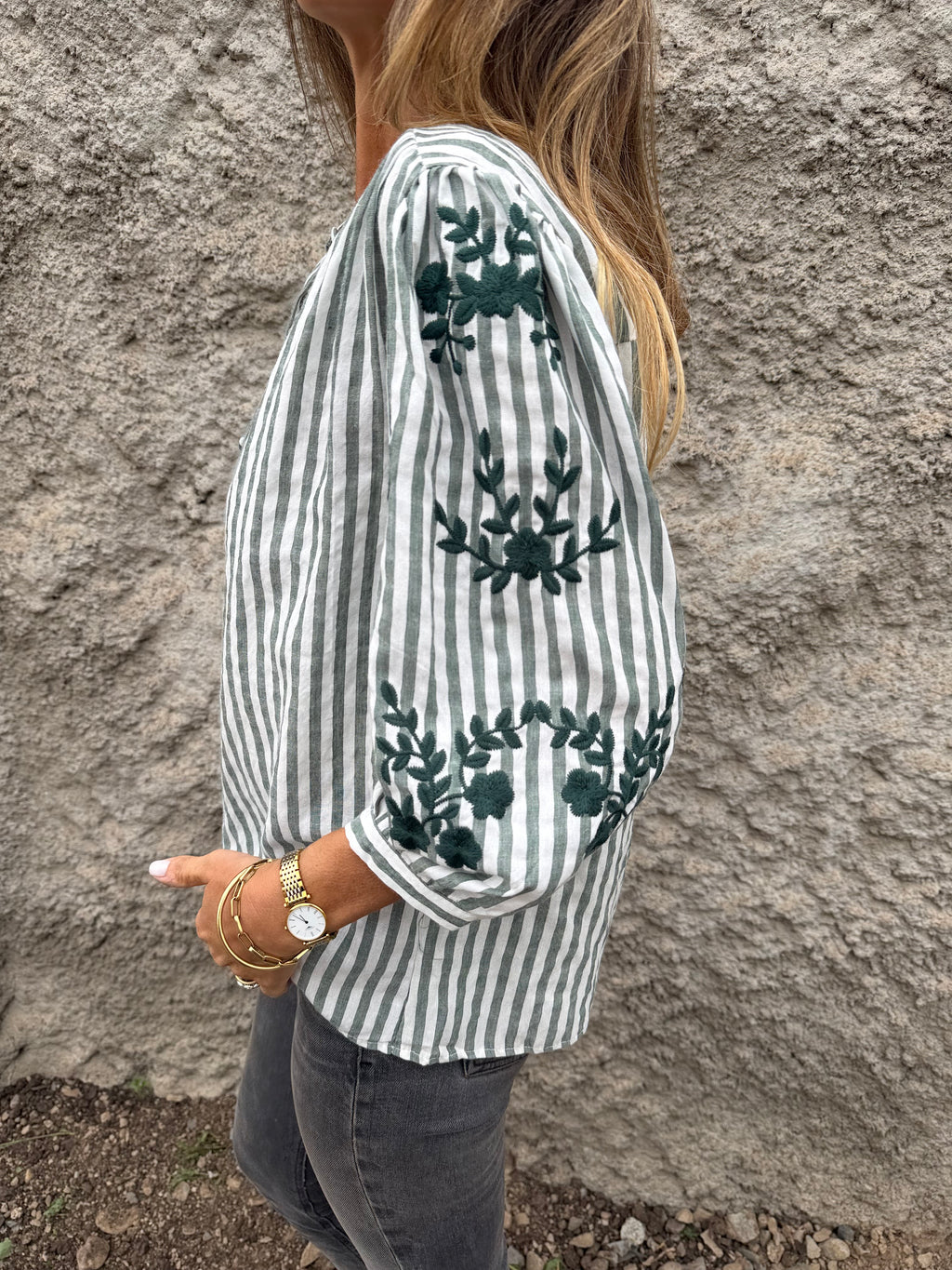 Blusa enredaderas mangas bordadas verde