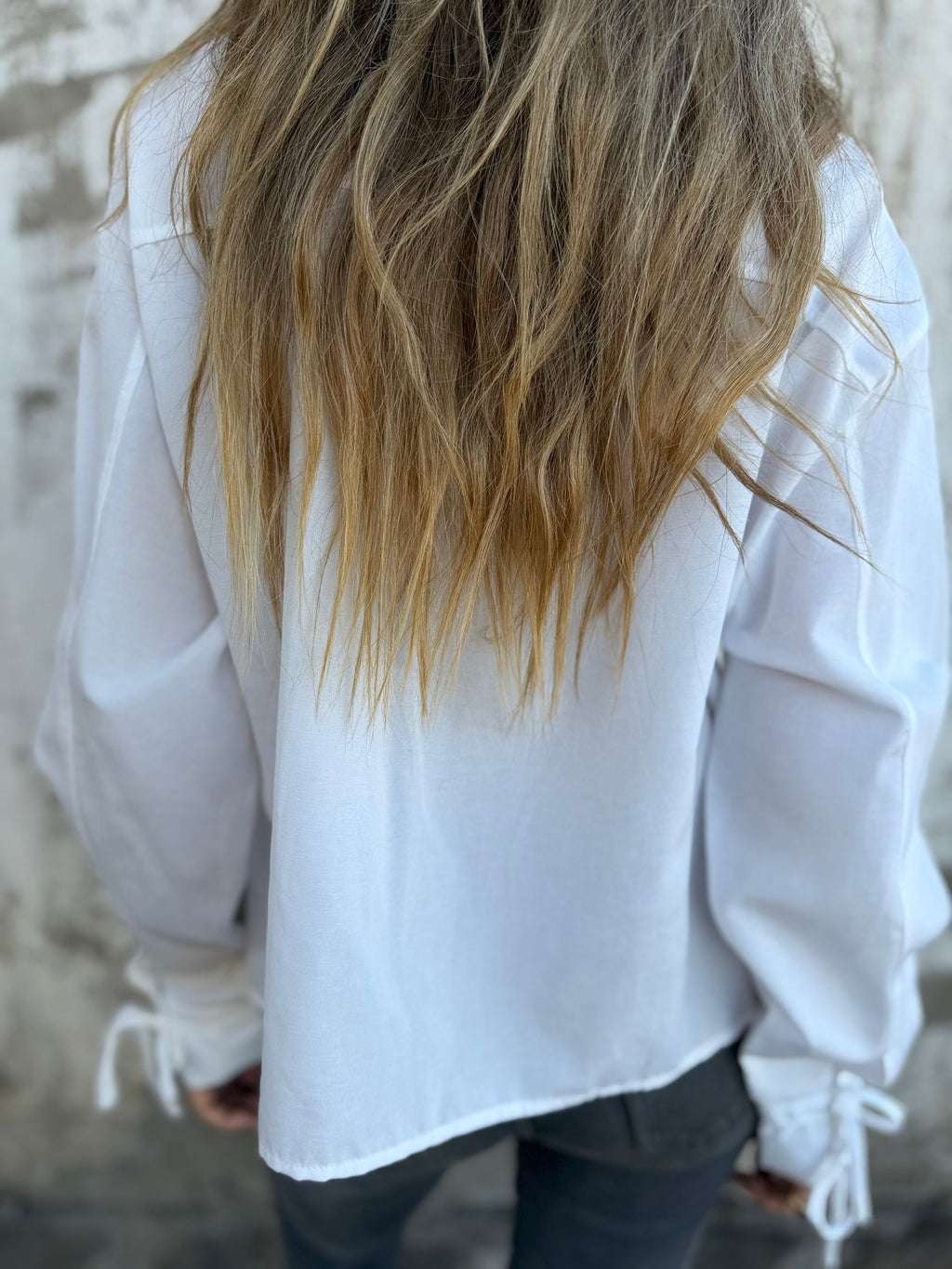 Blusa amarritas y botones escondidos blanca