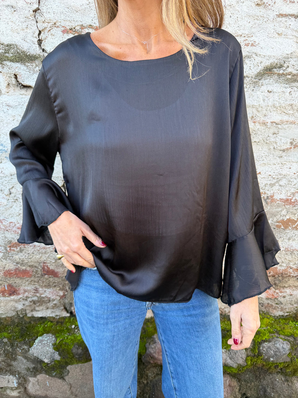 Blusa perlada volados negra