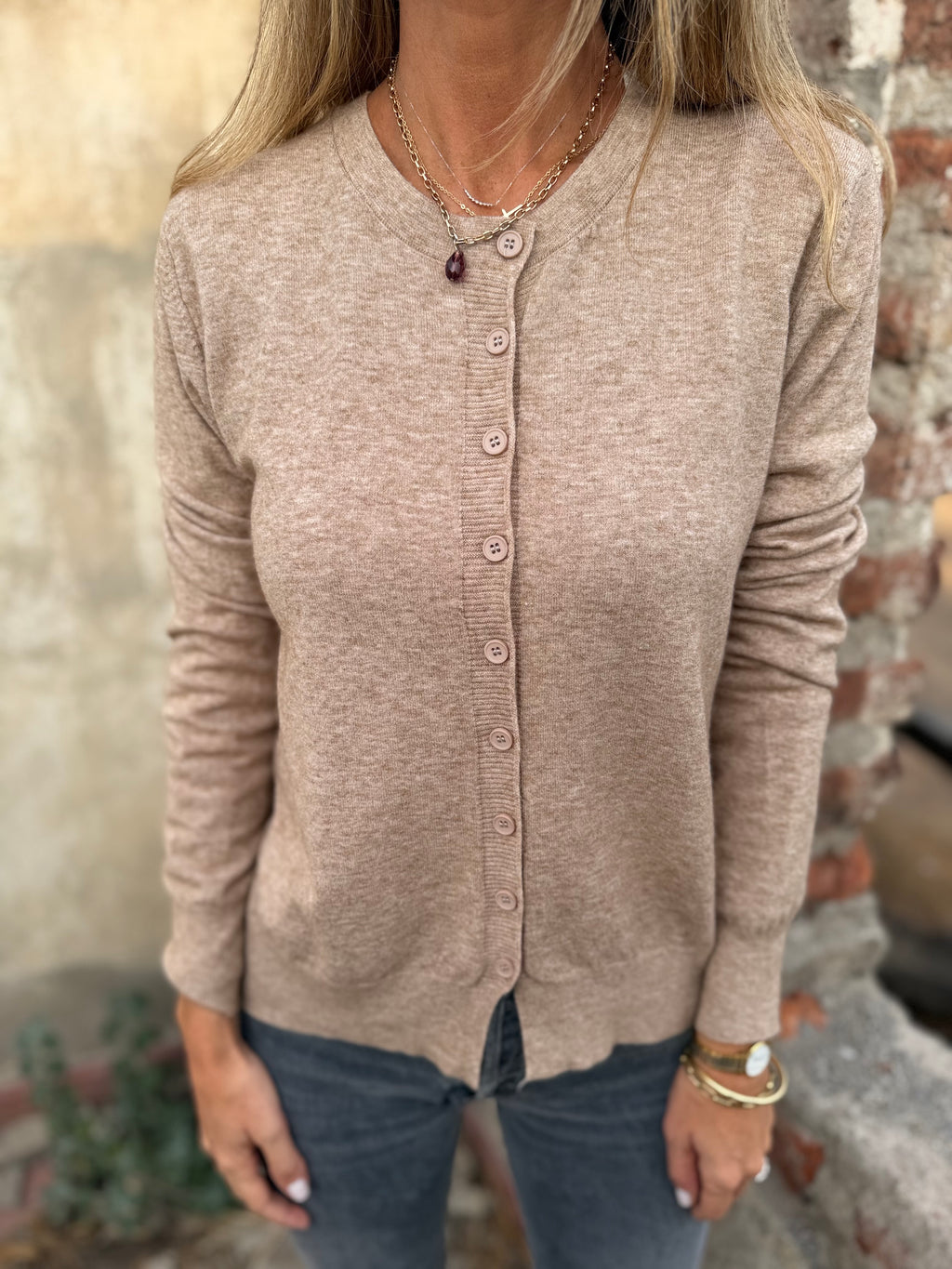 Chaleco básico cuello redondo botones beige jaspeado