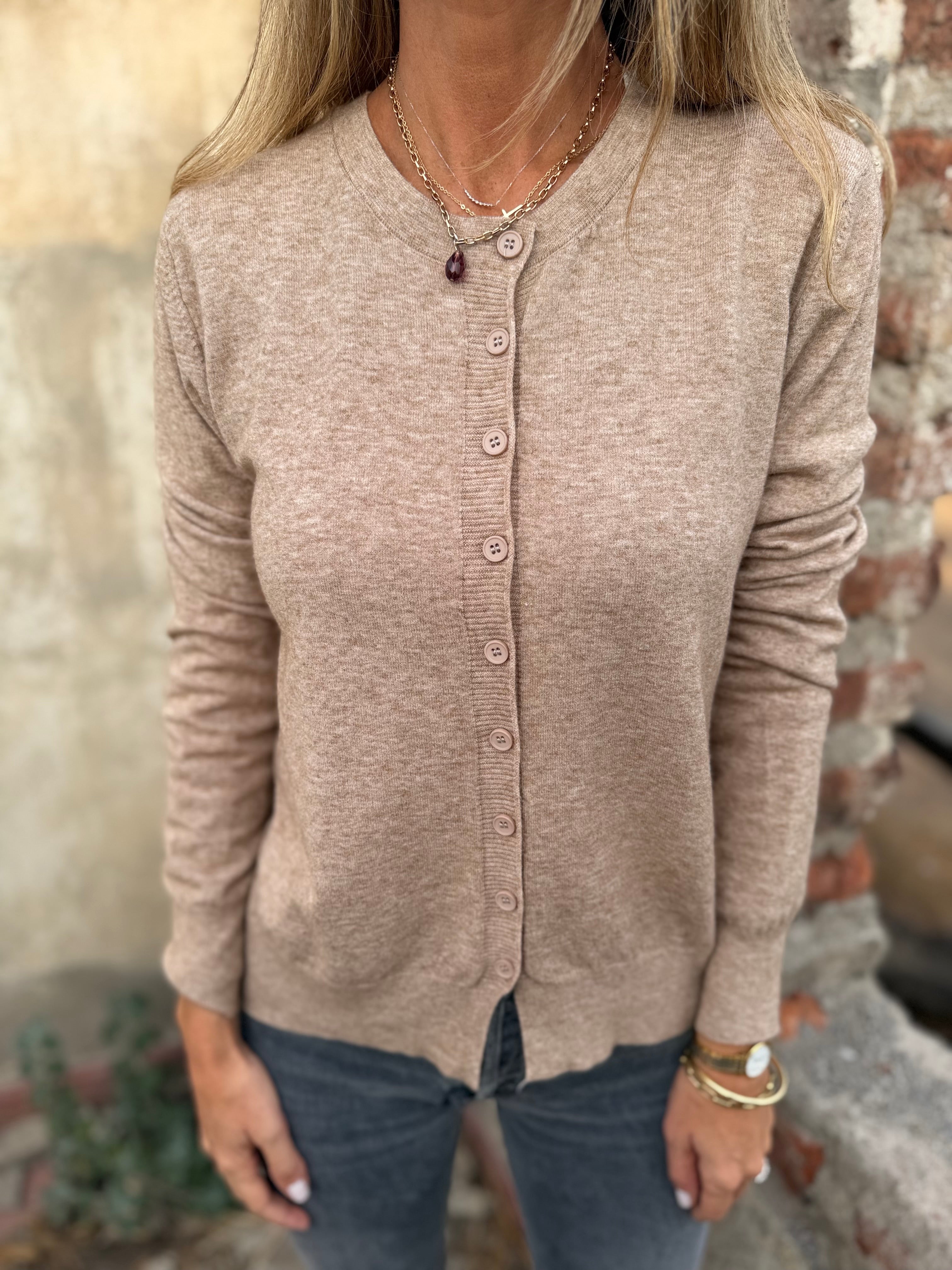 Chaleco básico cuello redondo botones beige jaspeado