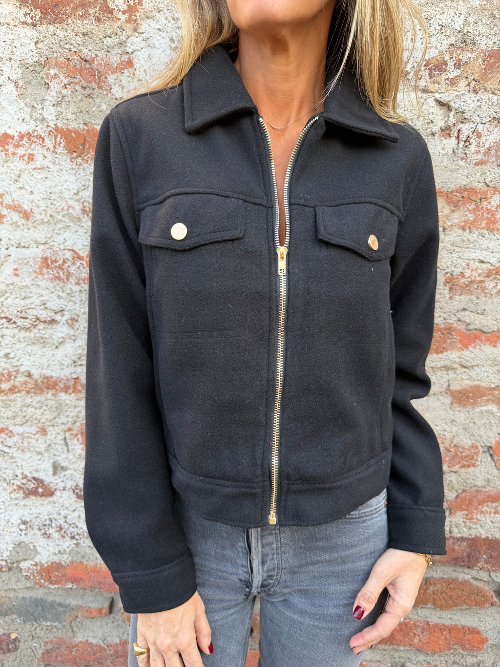 Chaqueta paño clásico herrajes dorados negra