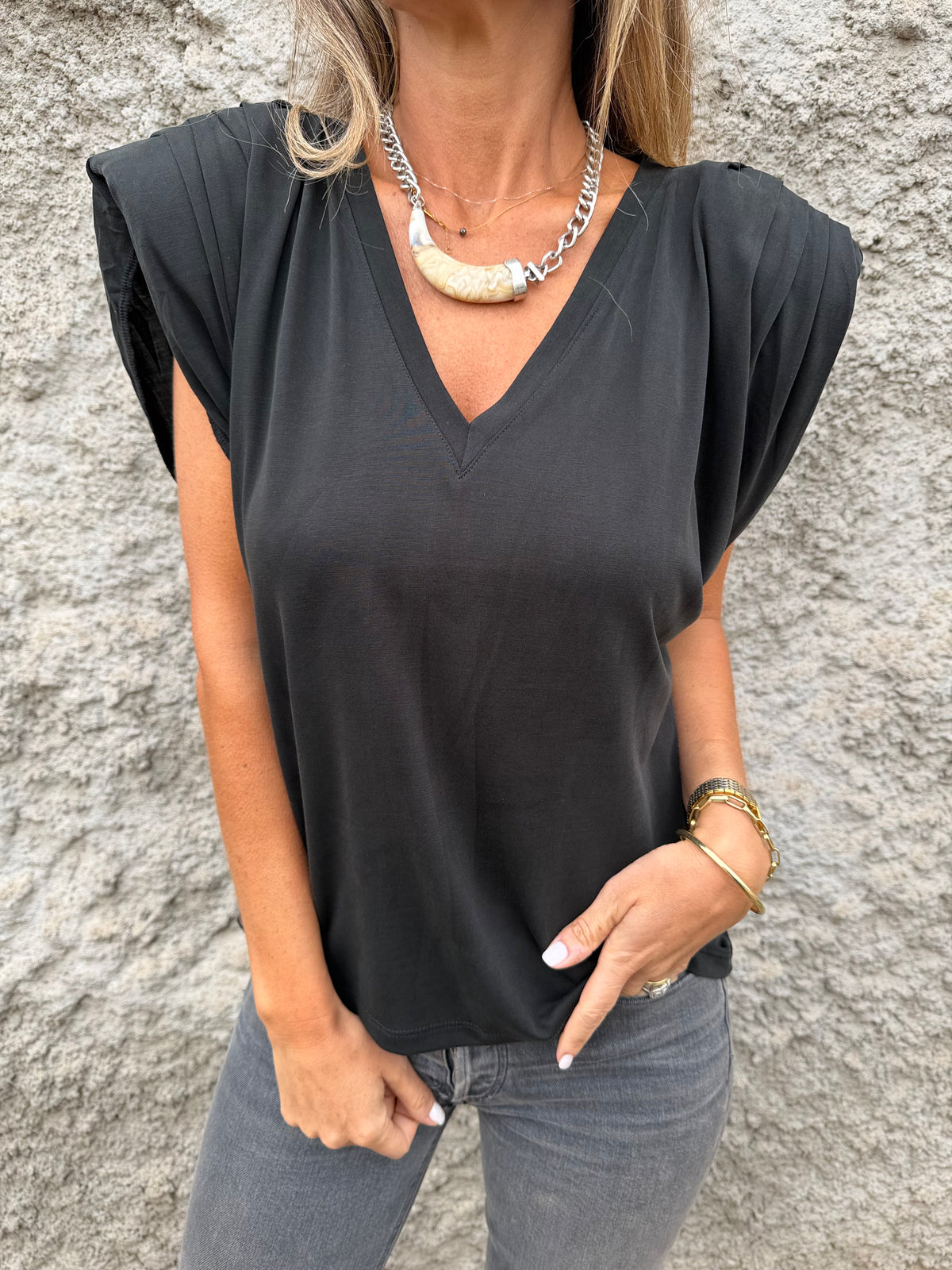 Polera hombreras plisadas negra