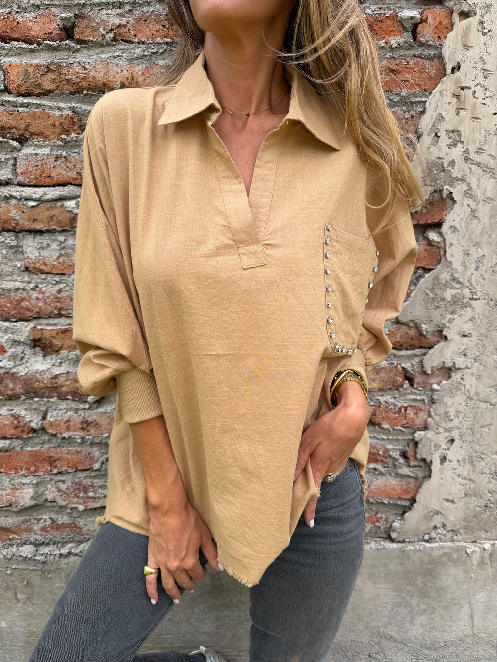 Blusa bolsillo brillantes camel