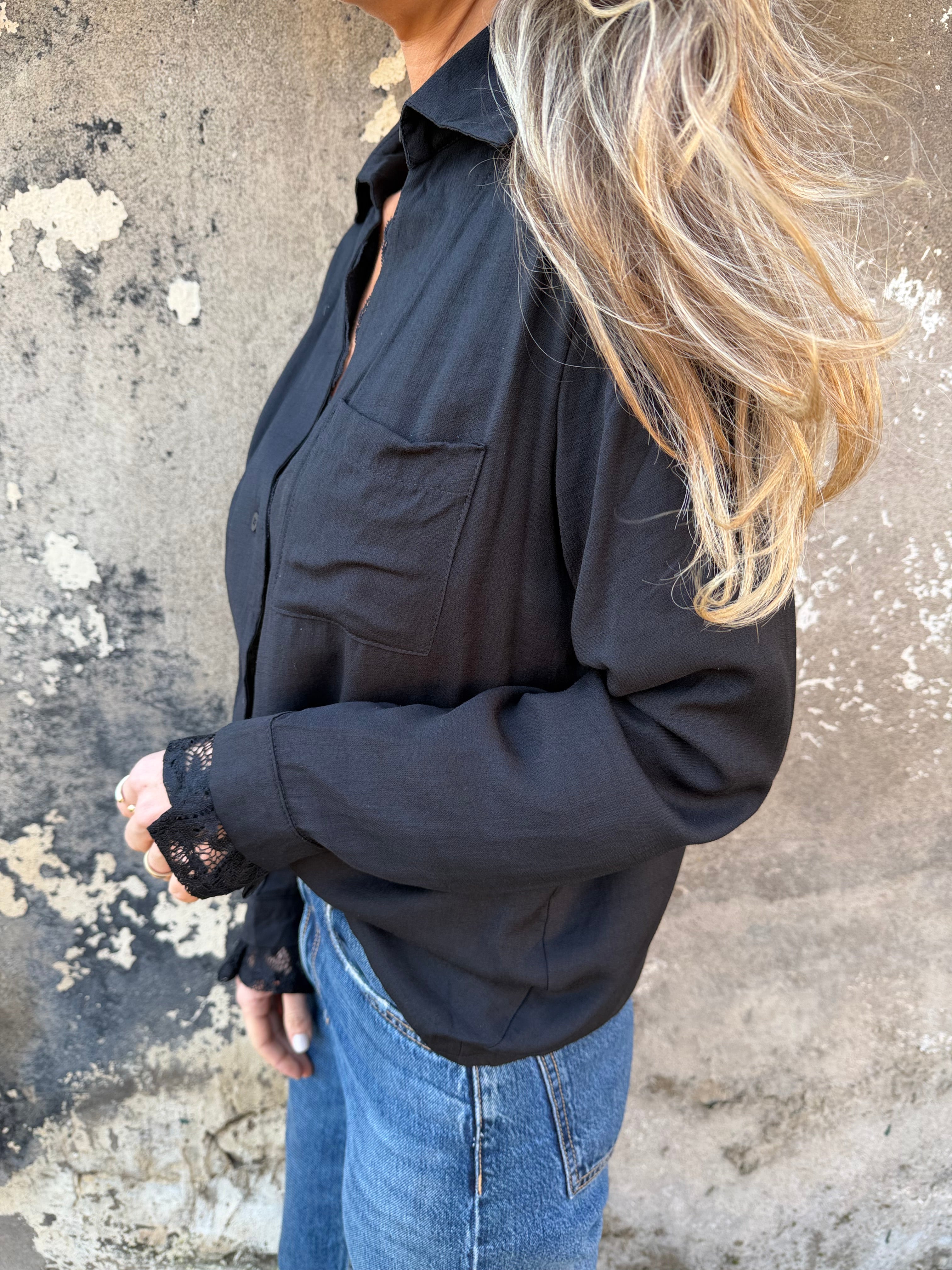 Blusa detalles encaje negra