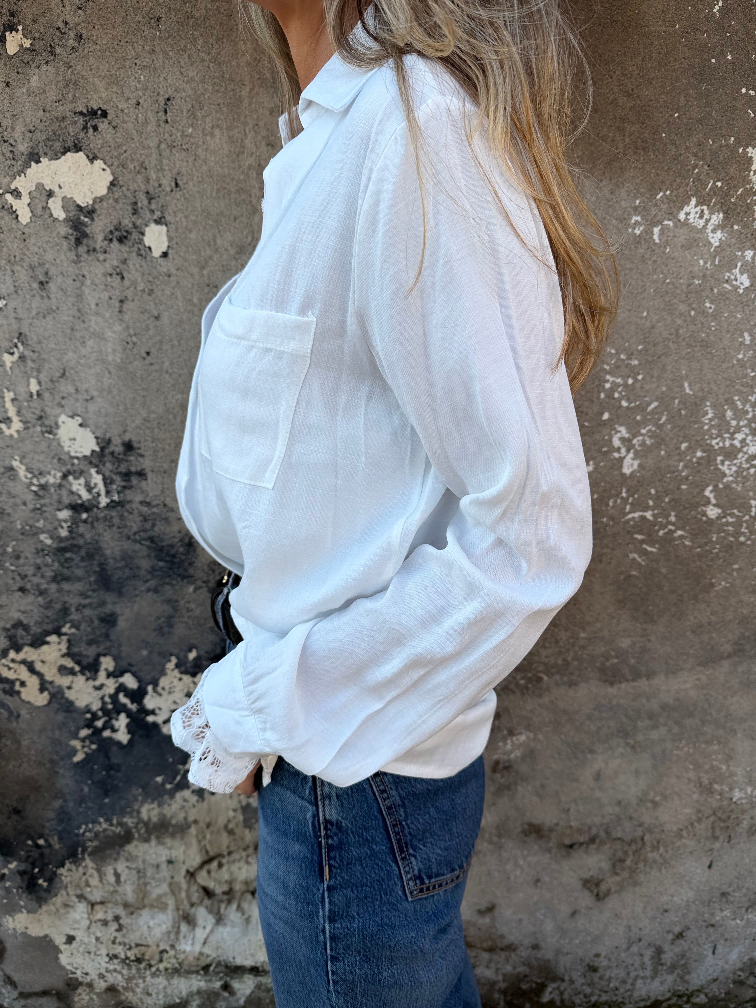 Blusa detalles encaje blanca