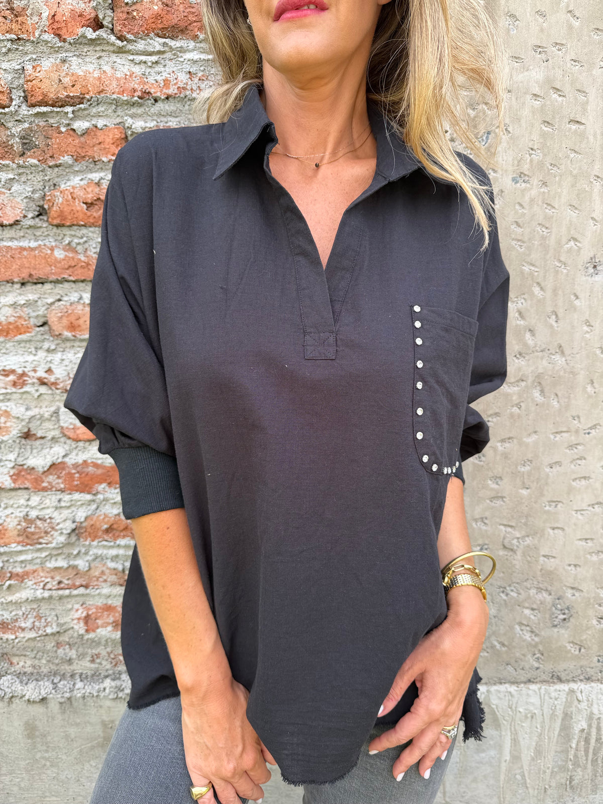 Blusa bolsillo brillantes negro