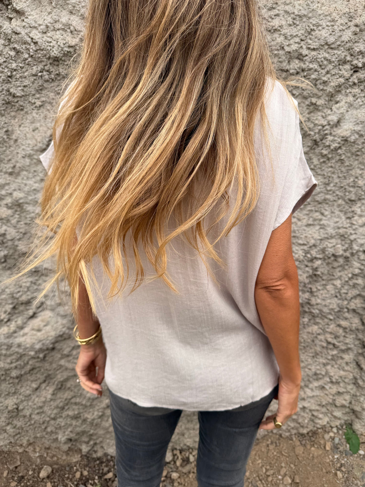 Blusa básica V pinza central gris taupe