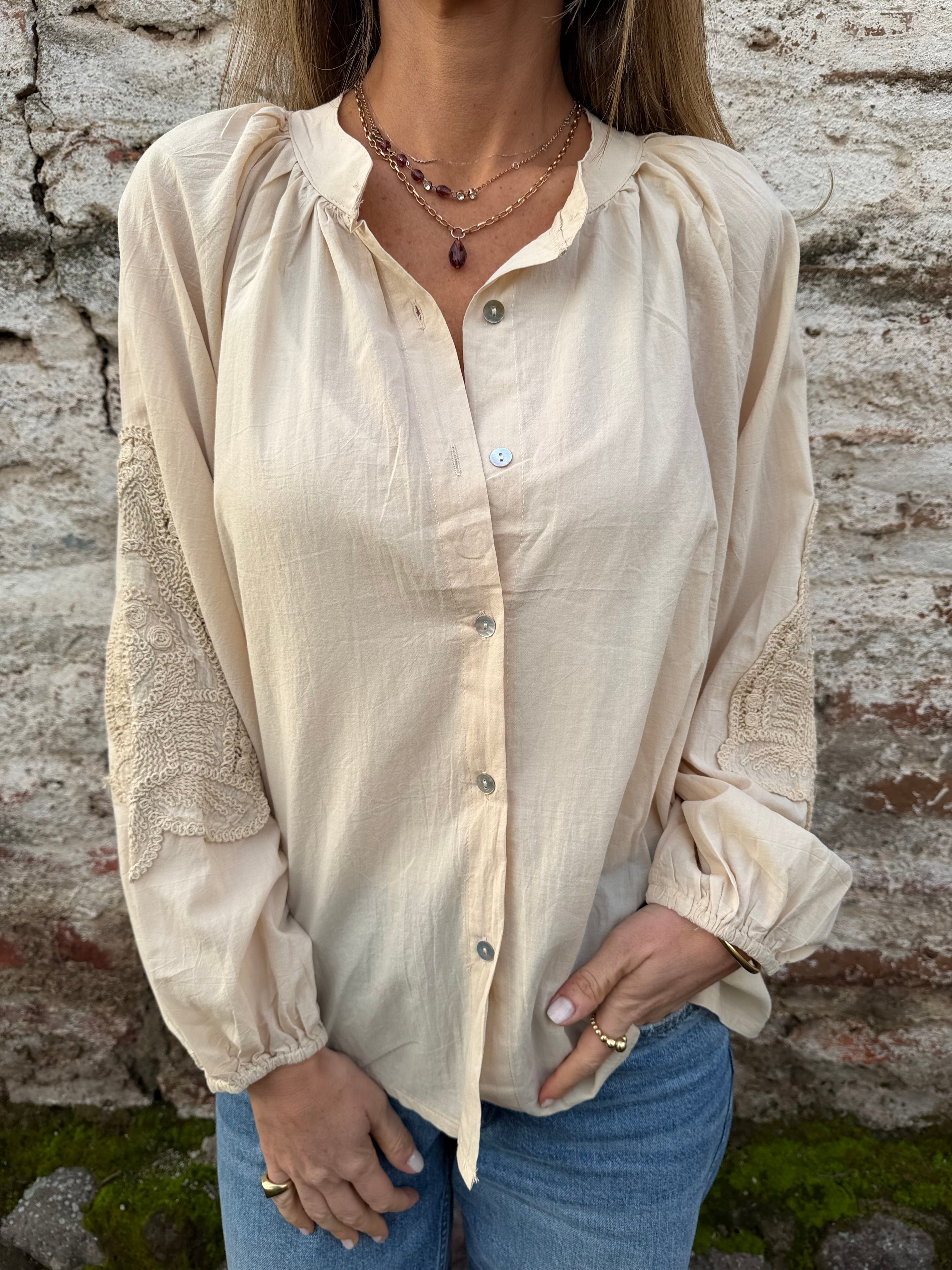 Blusa manga globo bordados beige
