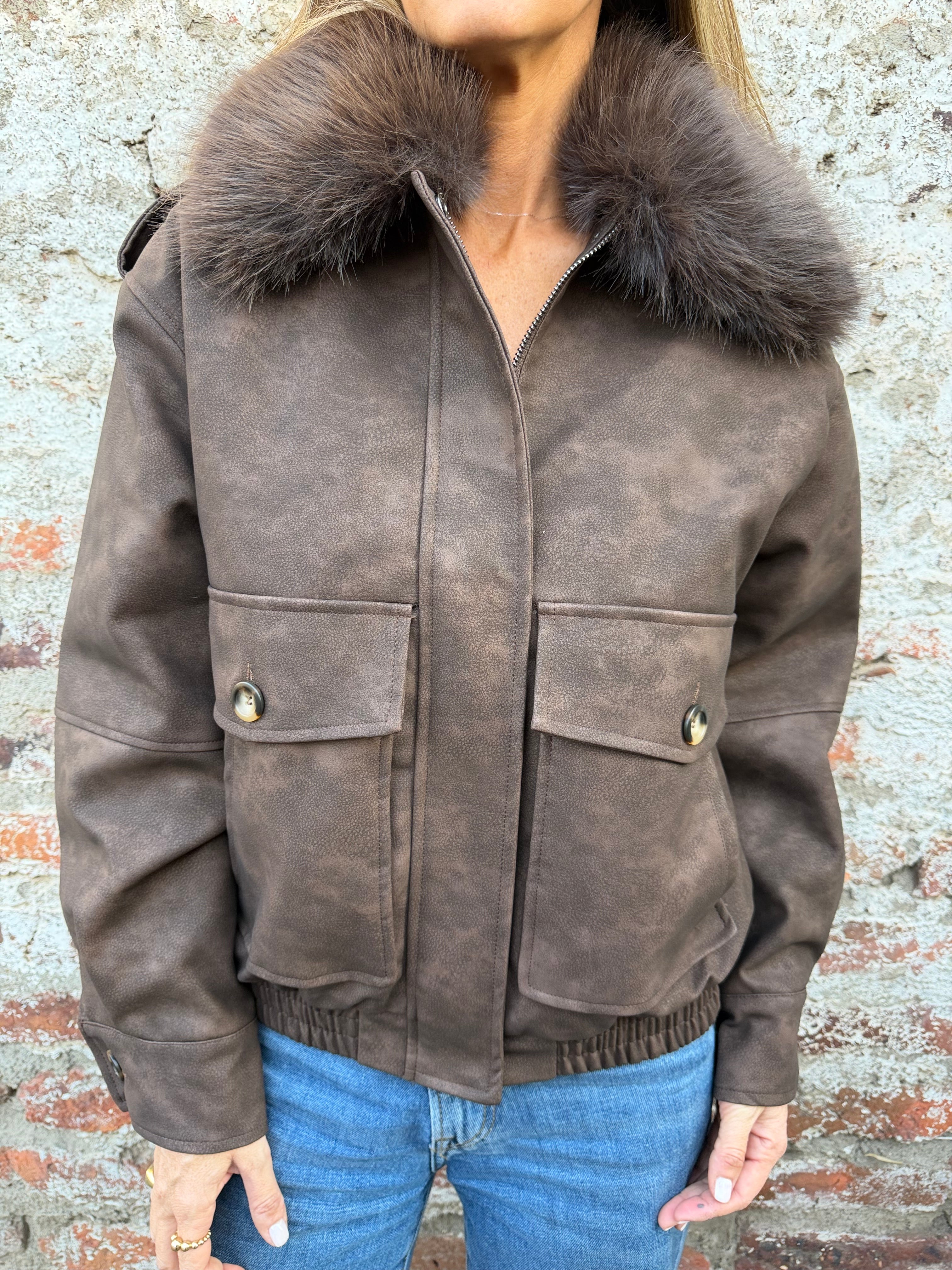 Chaqueta acolchada ecocuero opaco cuello removible piel café