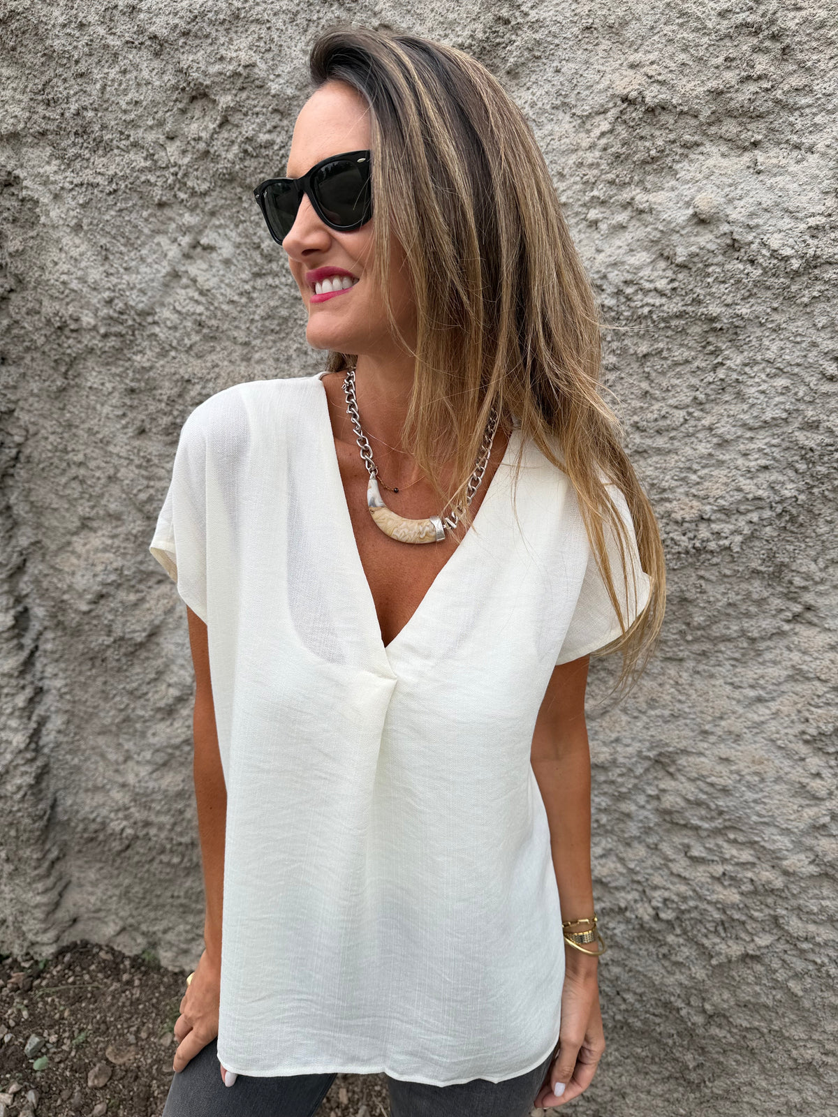 Blusa básica V pinza central blanca