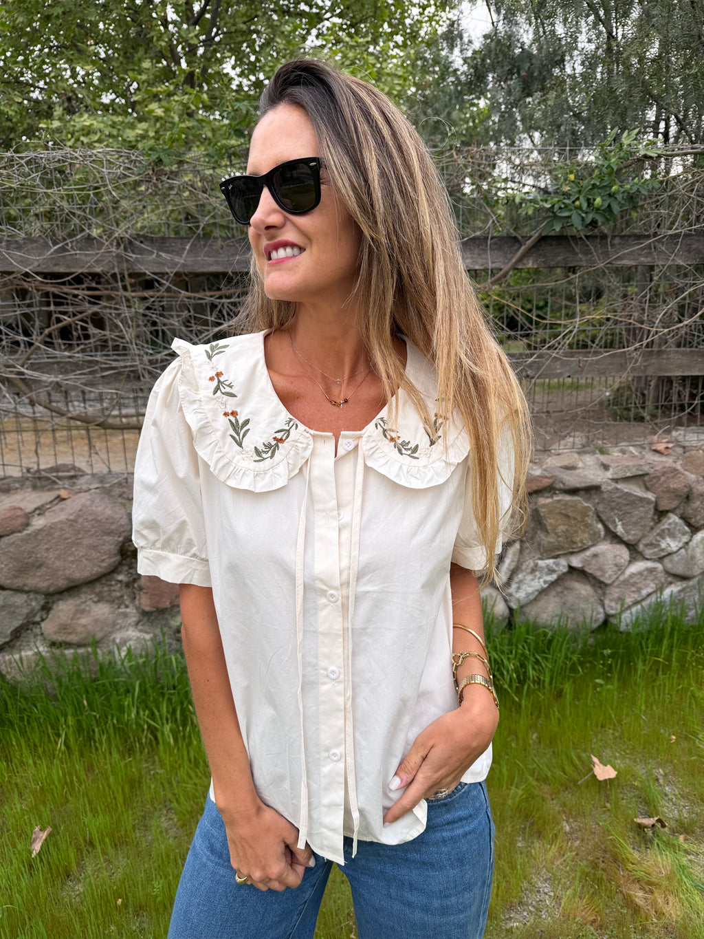 Blusa cuello bobo y flores mantequilla