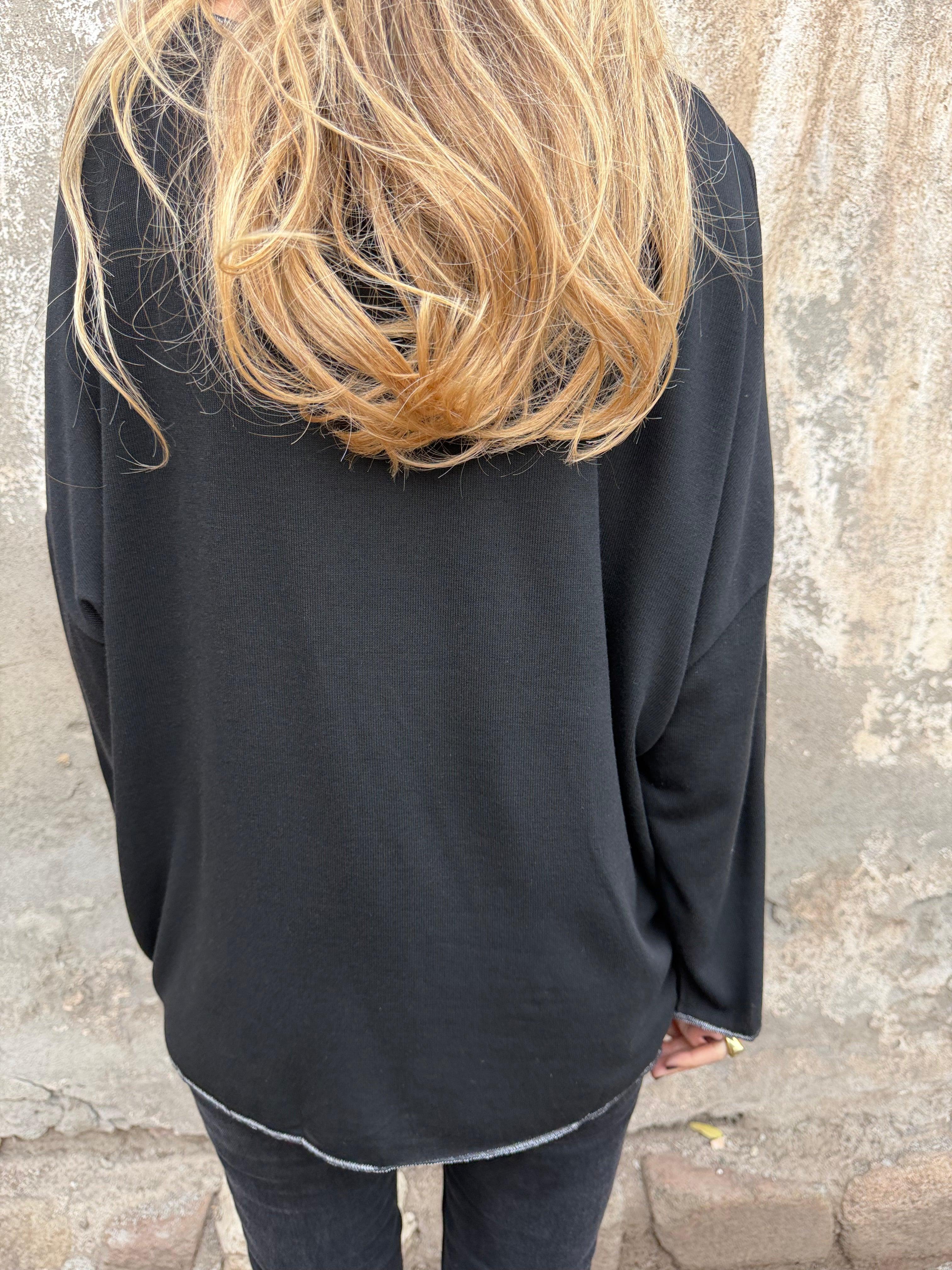 Maxxi polera lanilla bordes plateados negra