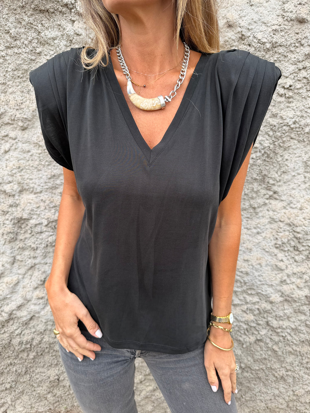 Polera hombreras plisadas negra