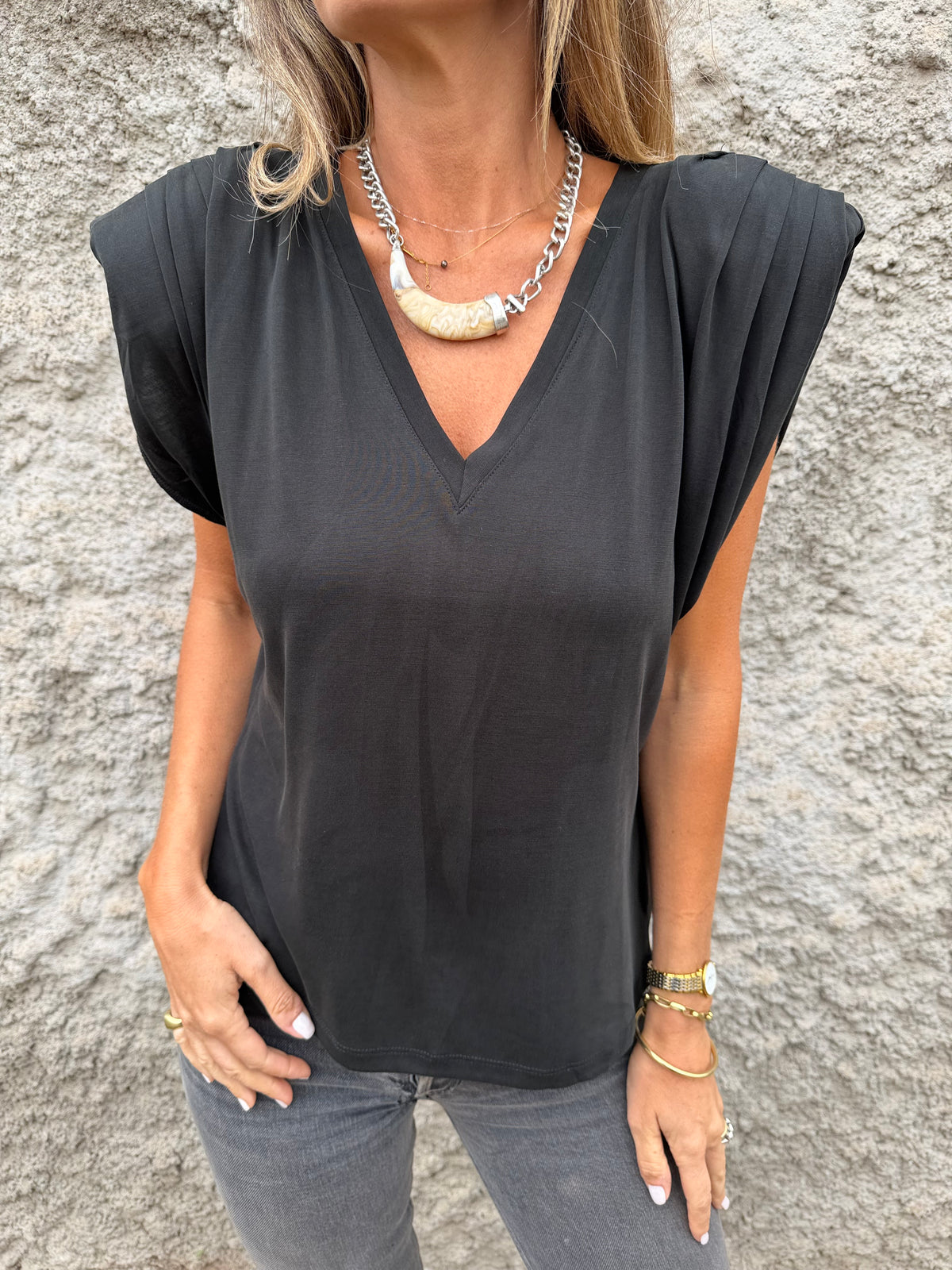 Polera hombreras plisadas negra