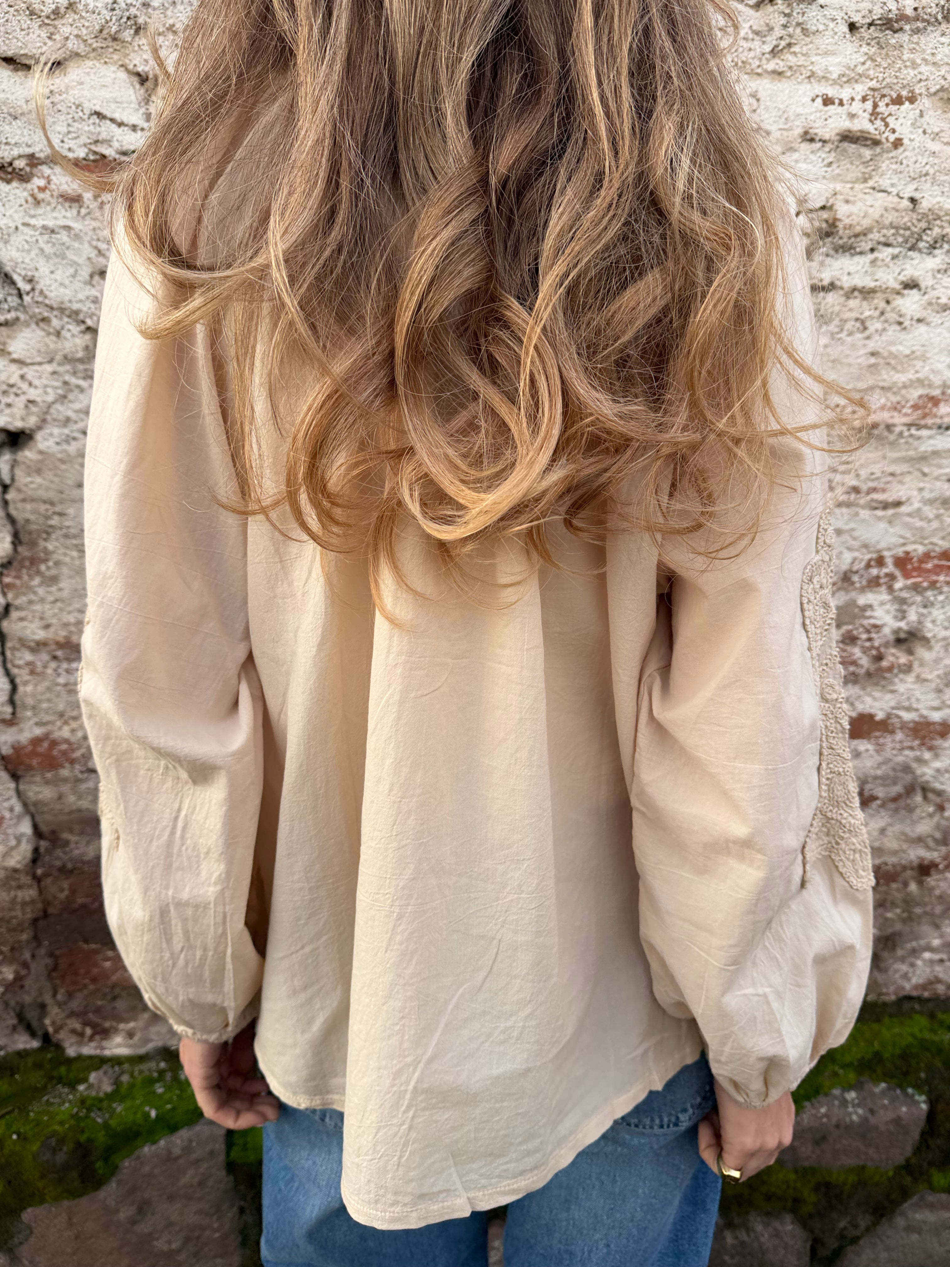 Blusa manga globo bordados beige