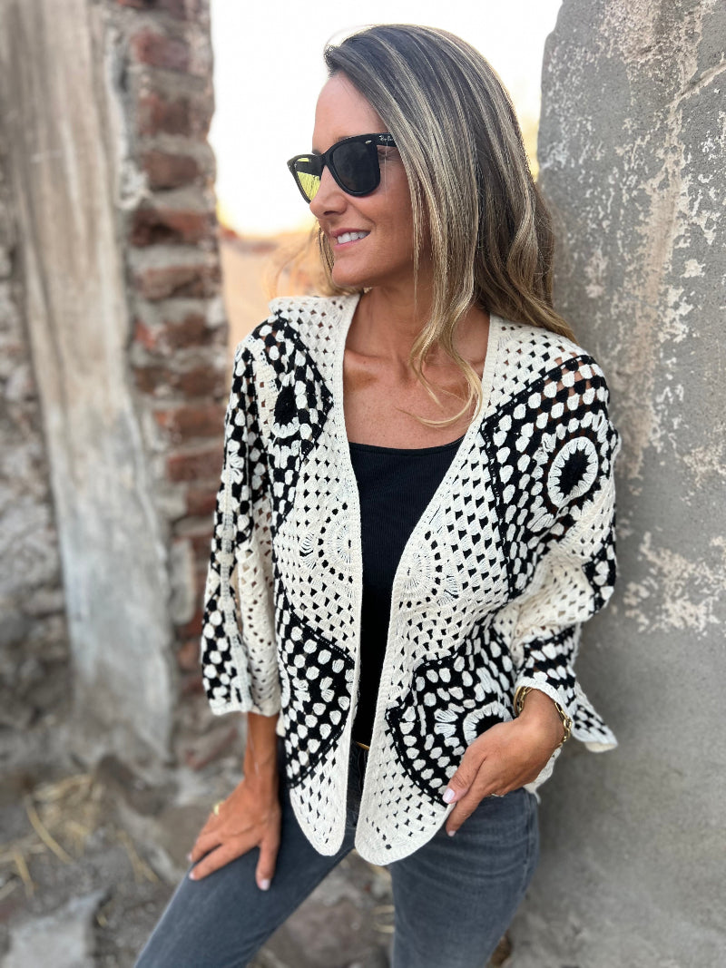 Chaleco negro-blanco macramé