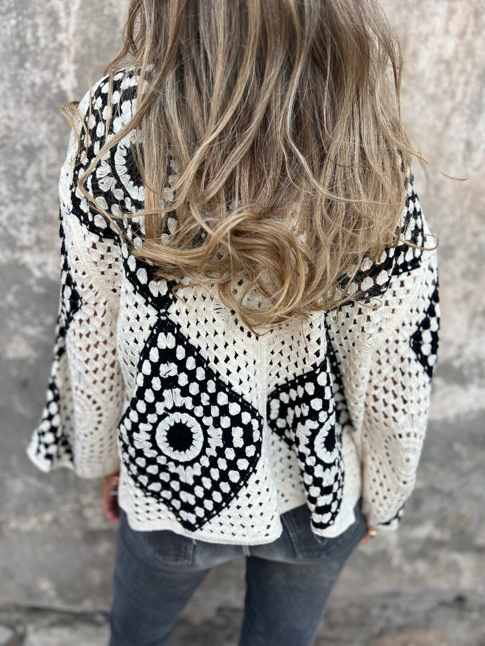 Chaleco negro-blanco macramé