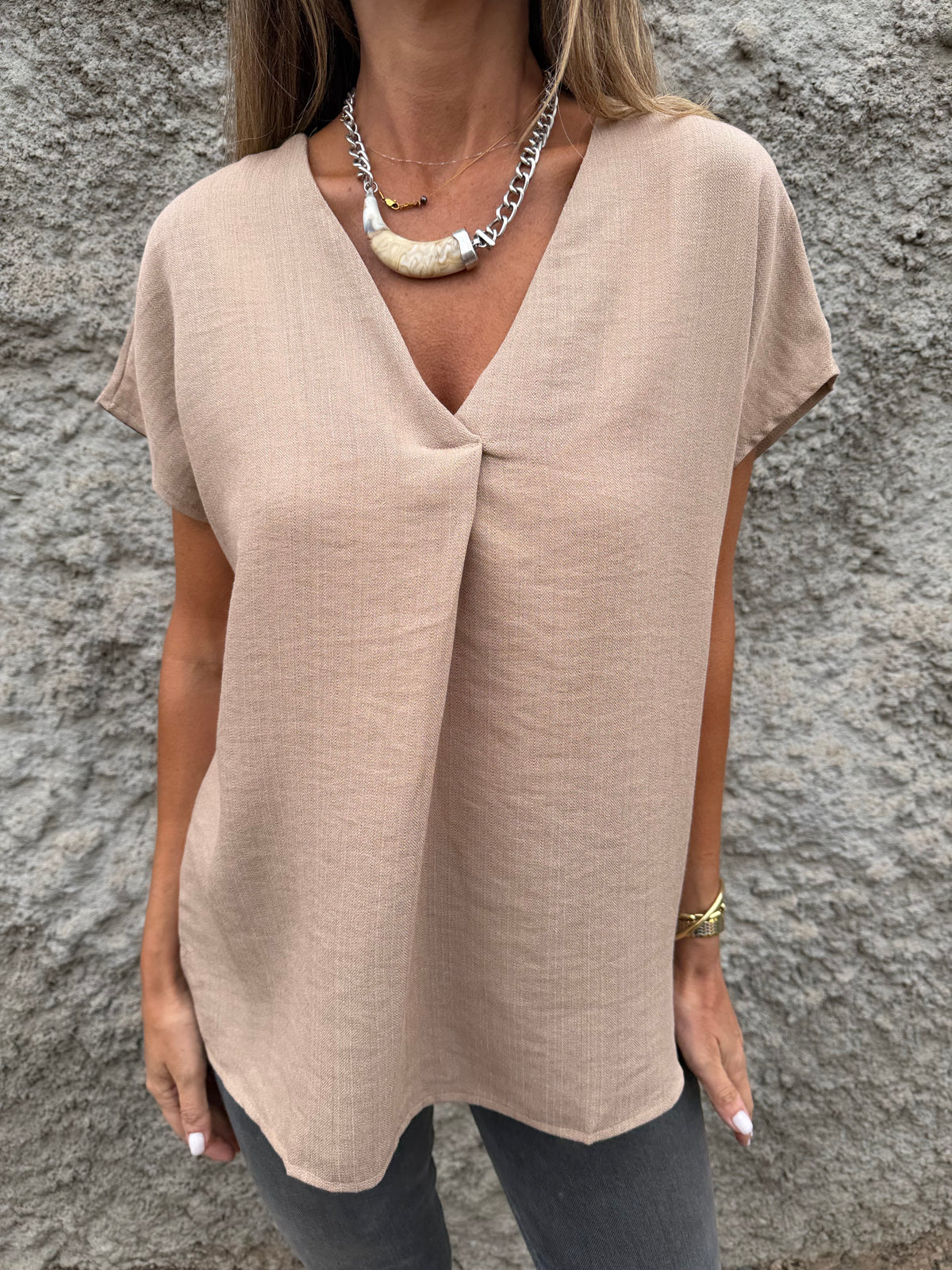 Blusa básica V pinza central camel