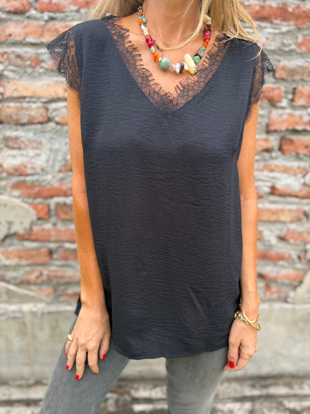Polera viscosa bordes encaje negra