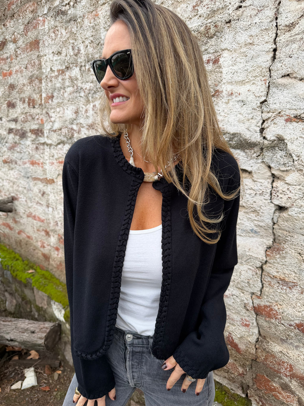 Chaquetita tejida vuelitos negra