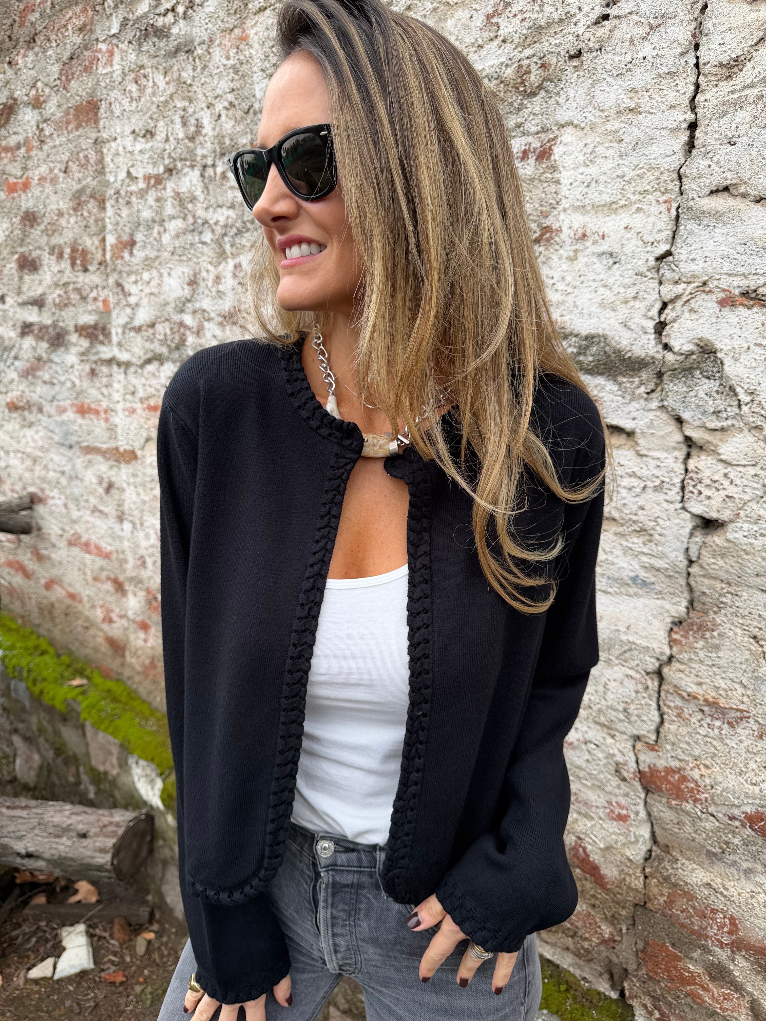 Chaquetita tejida vuelitos negra