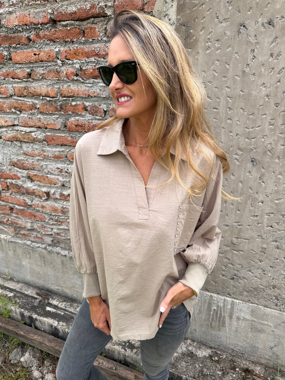 Blusa bolsillo brillantes beige claro