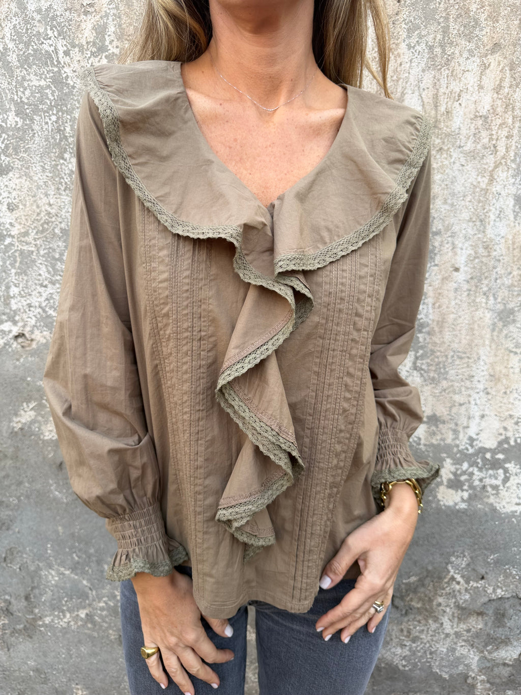 Blusa volados centrales café claro