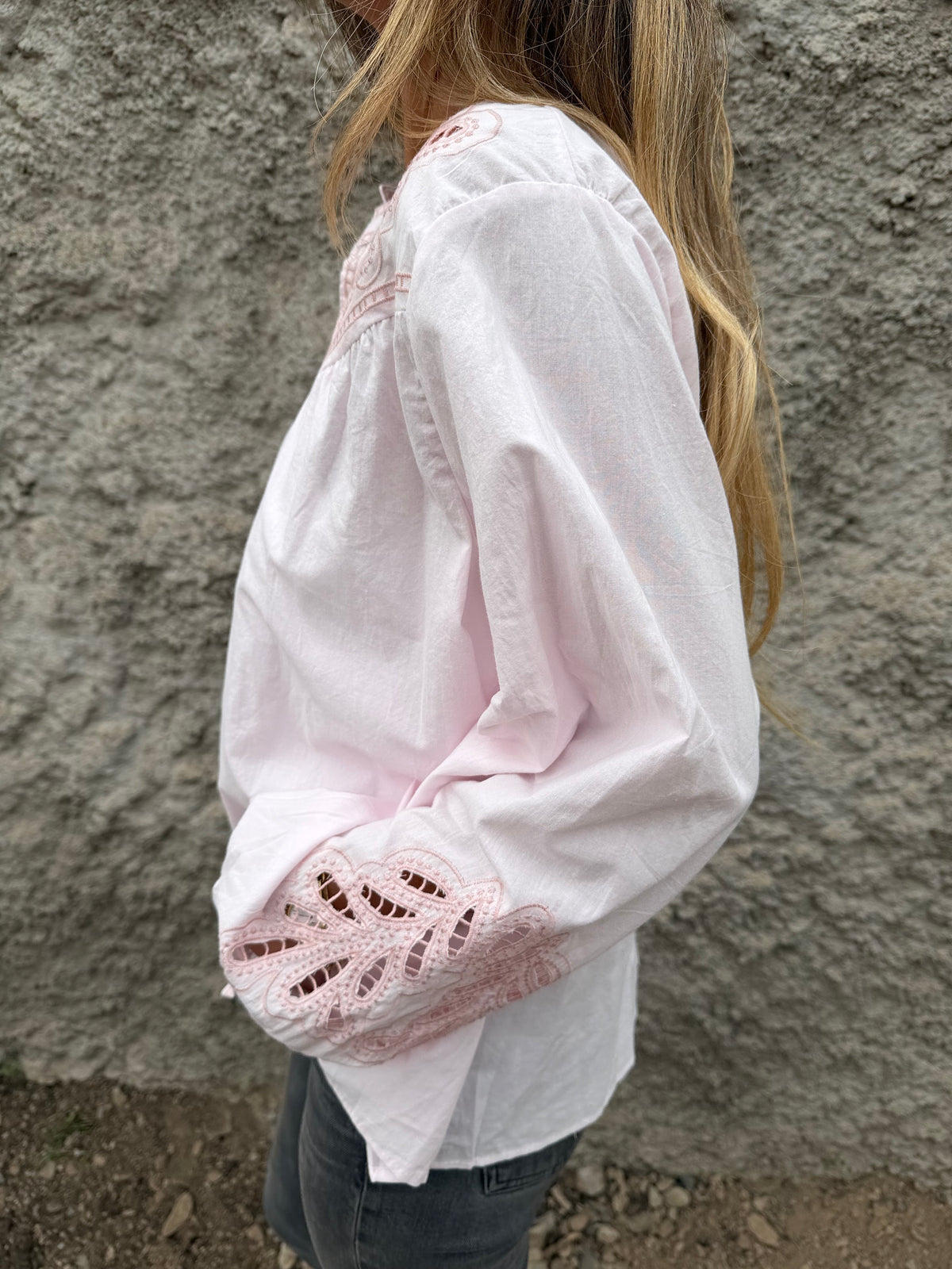 Blusa botoncitos coqueta broderie rosado