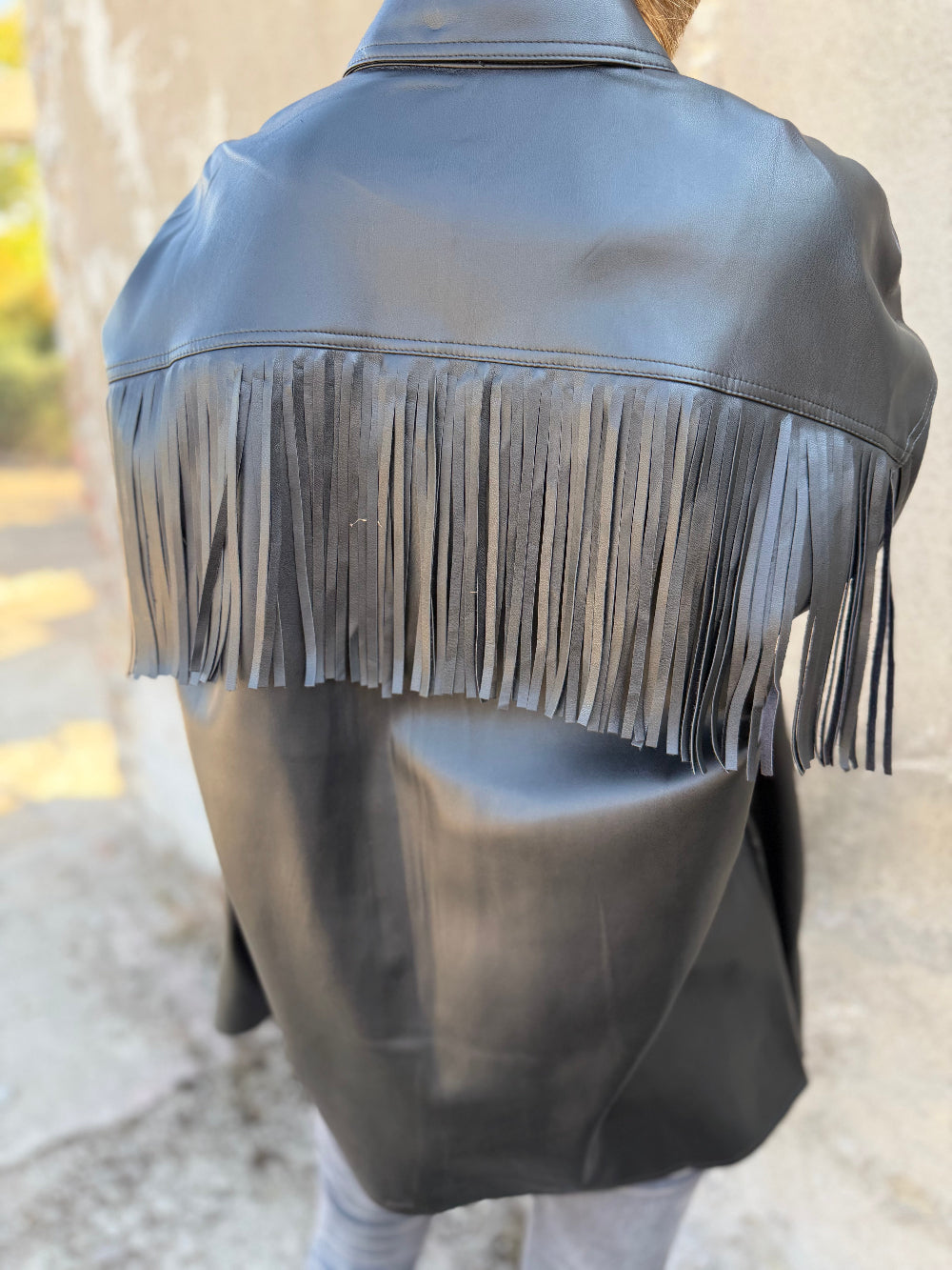 Chaqueta ecocuero opaco flecos negra