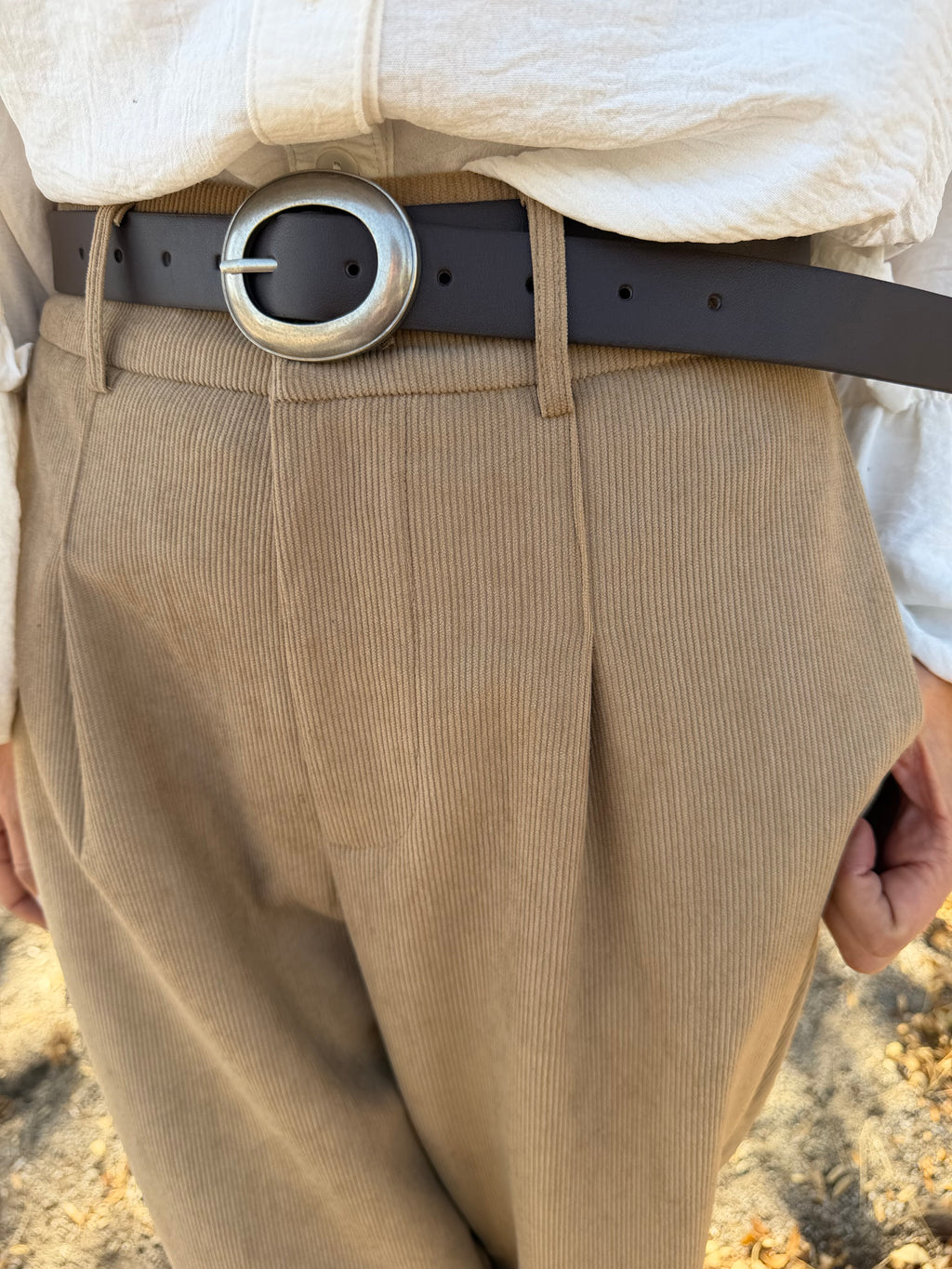 Pantalón sastre cotelé delgado + cinturón beige oscuro