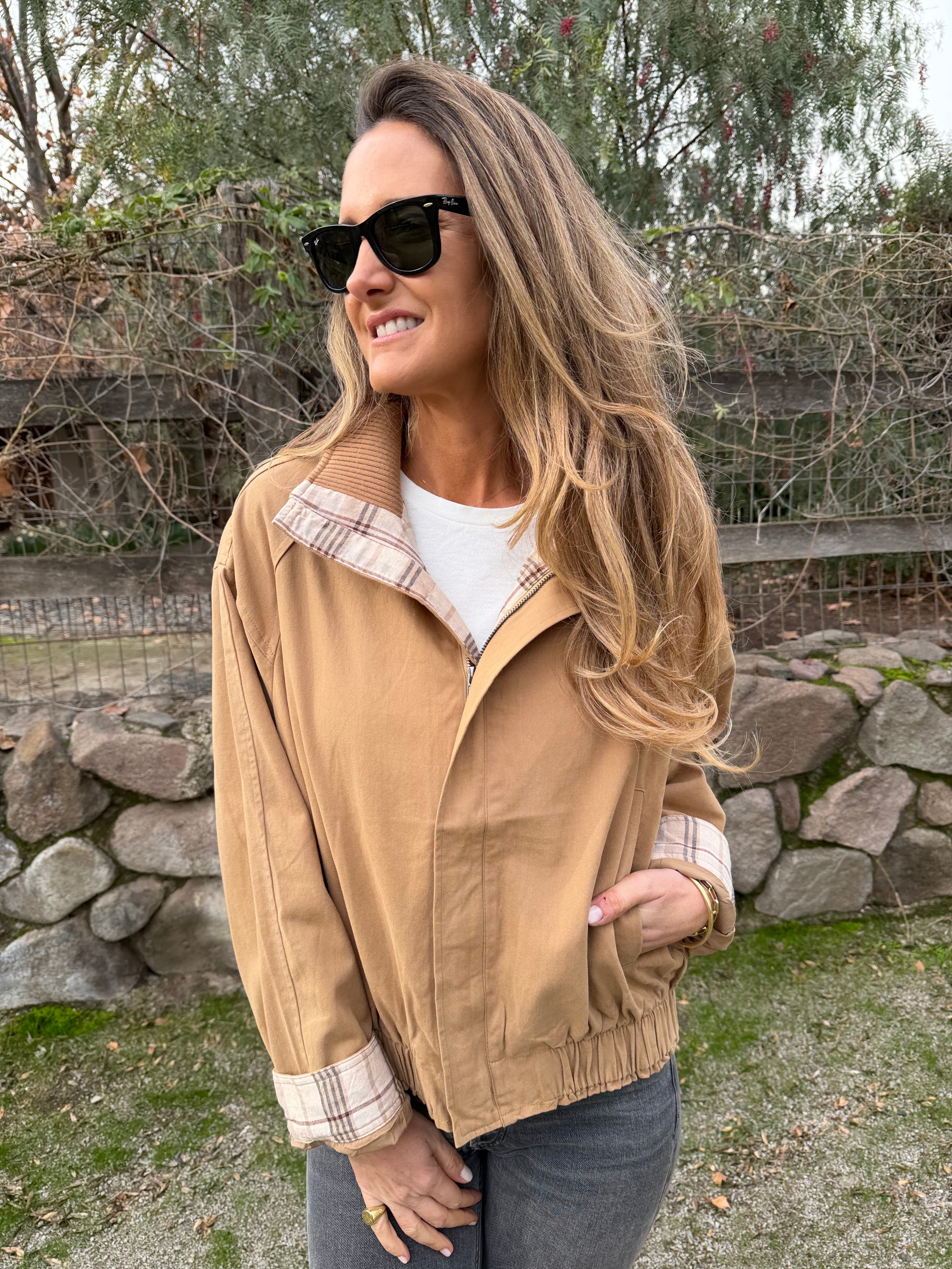 Bomber gabardina detalle escocés camel