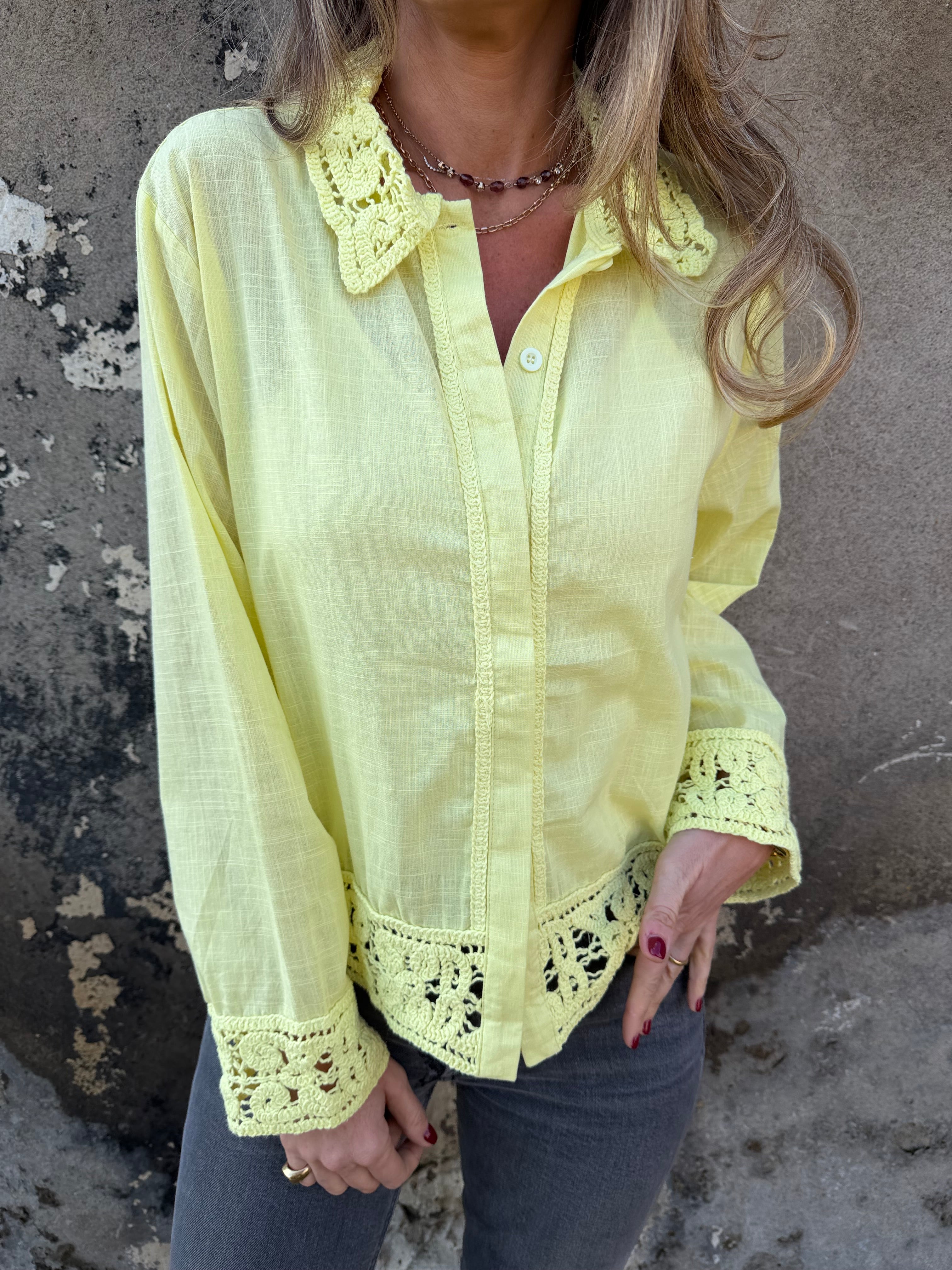 Blusa linoto y macramé amarilla flúor
