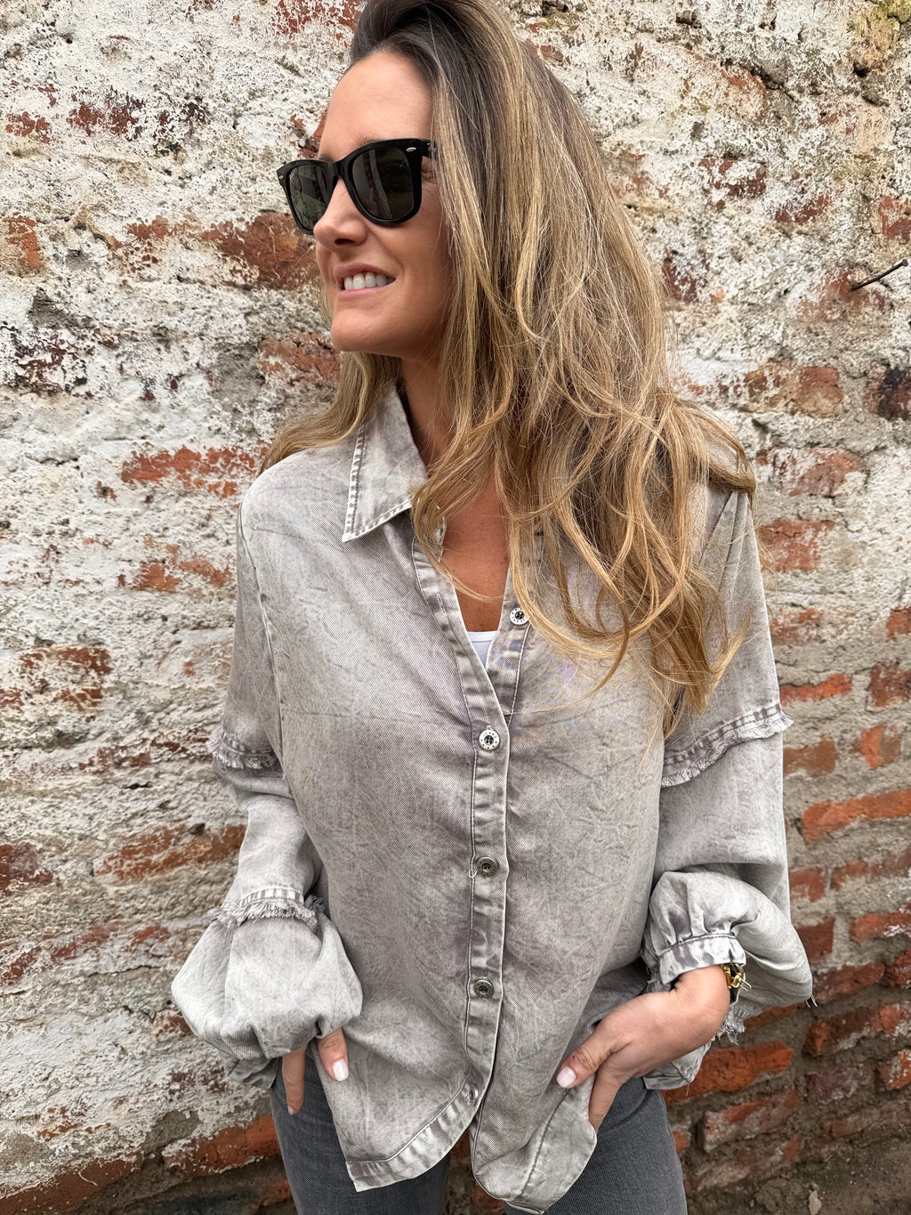 Blusa de bluejean manga globo gris clara