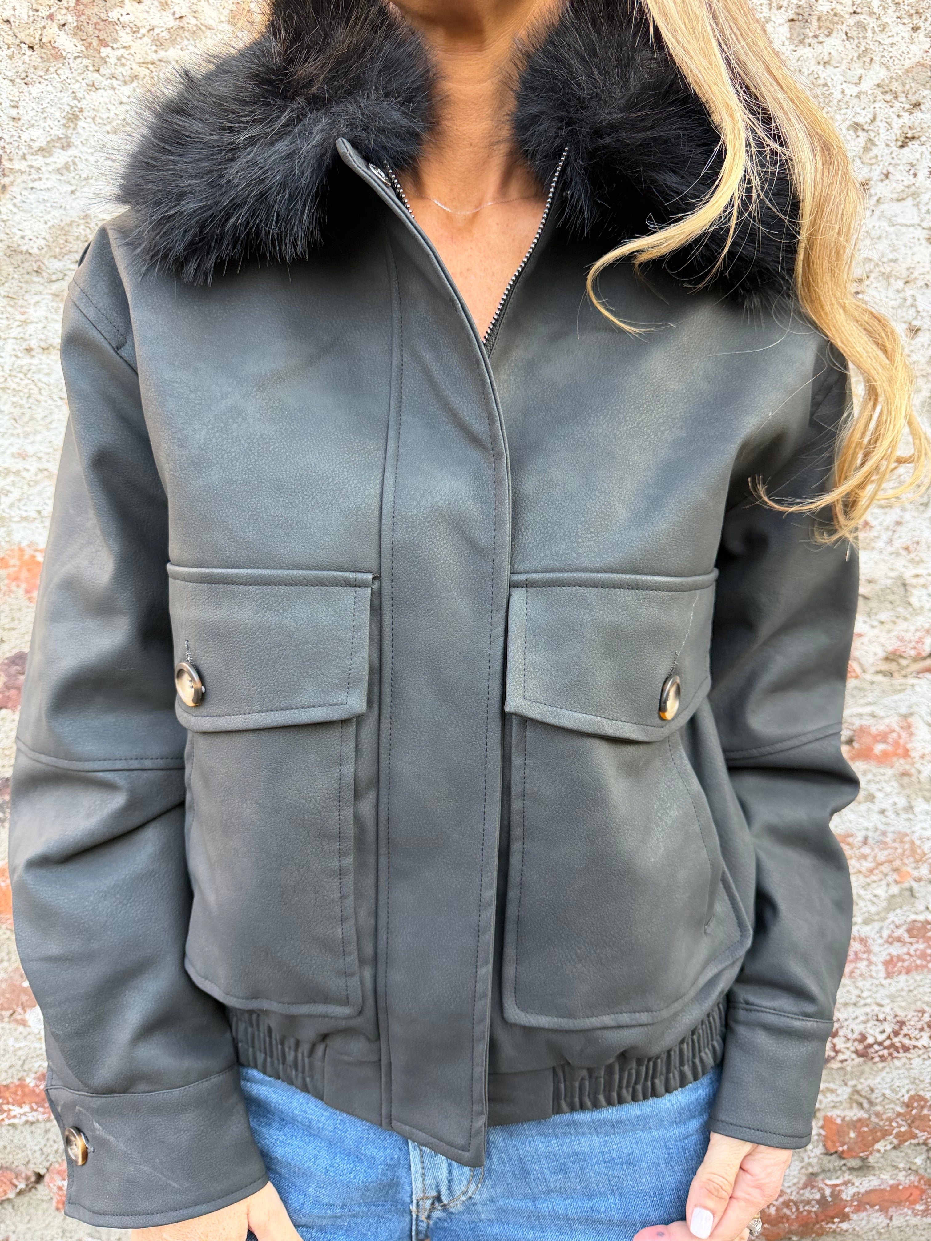 Chaqueta acolchada ecocuero opaco cuello removible piel negra