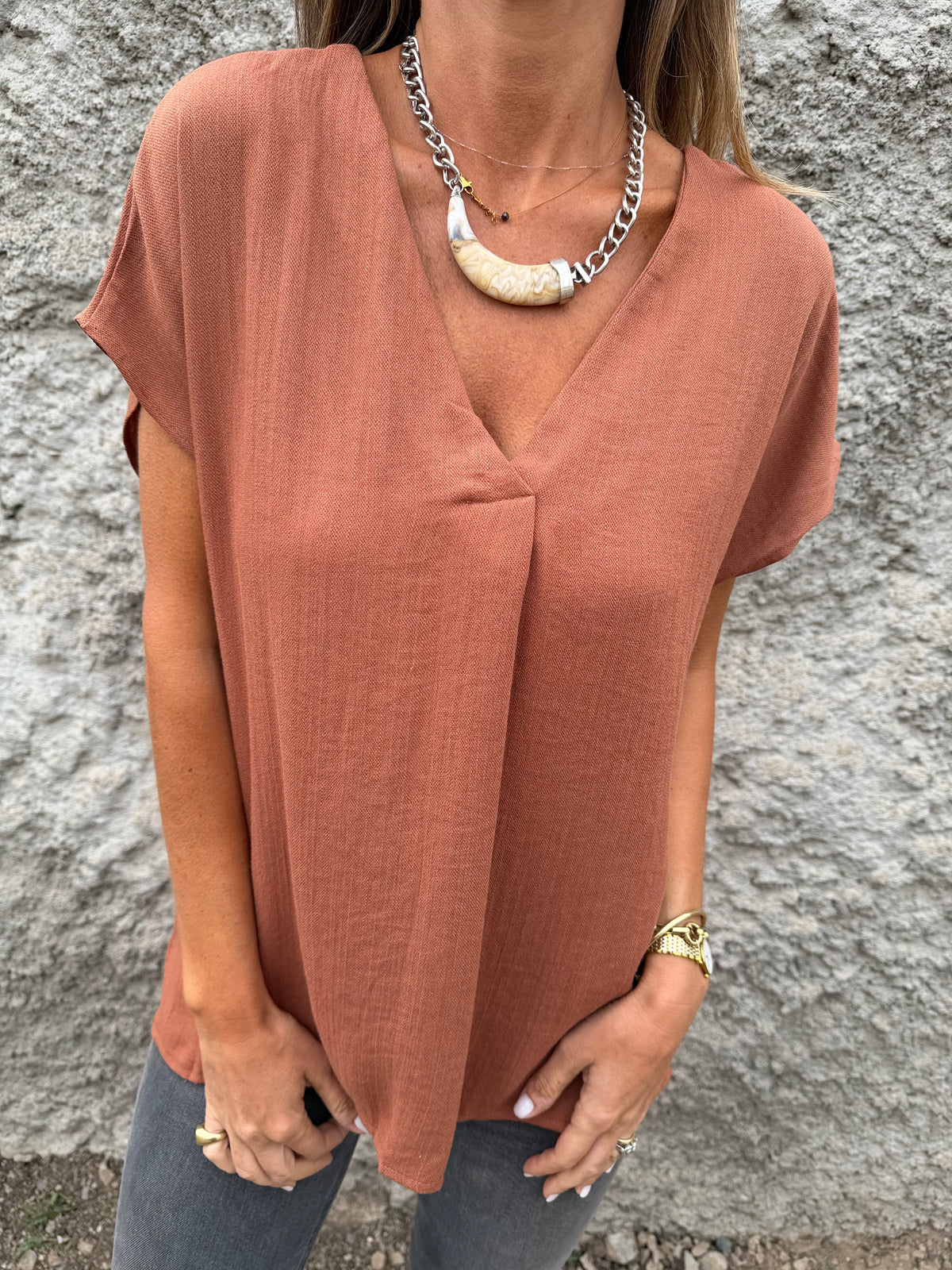 Blusa básica V pinza central terracota