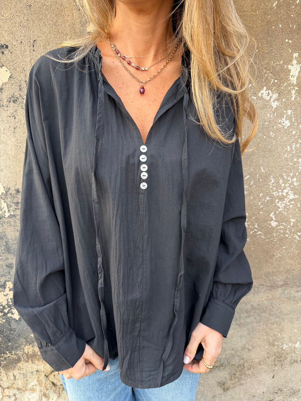 Blusa botones concha perla negra