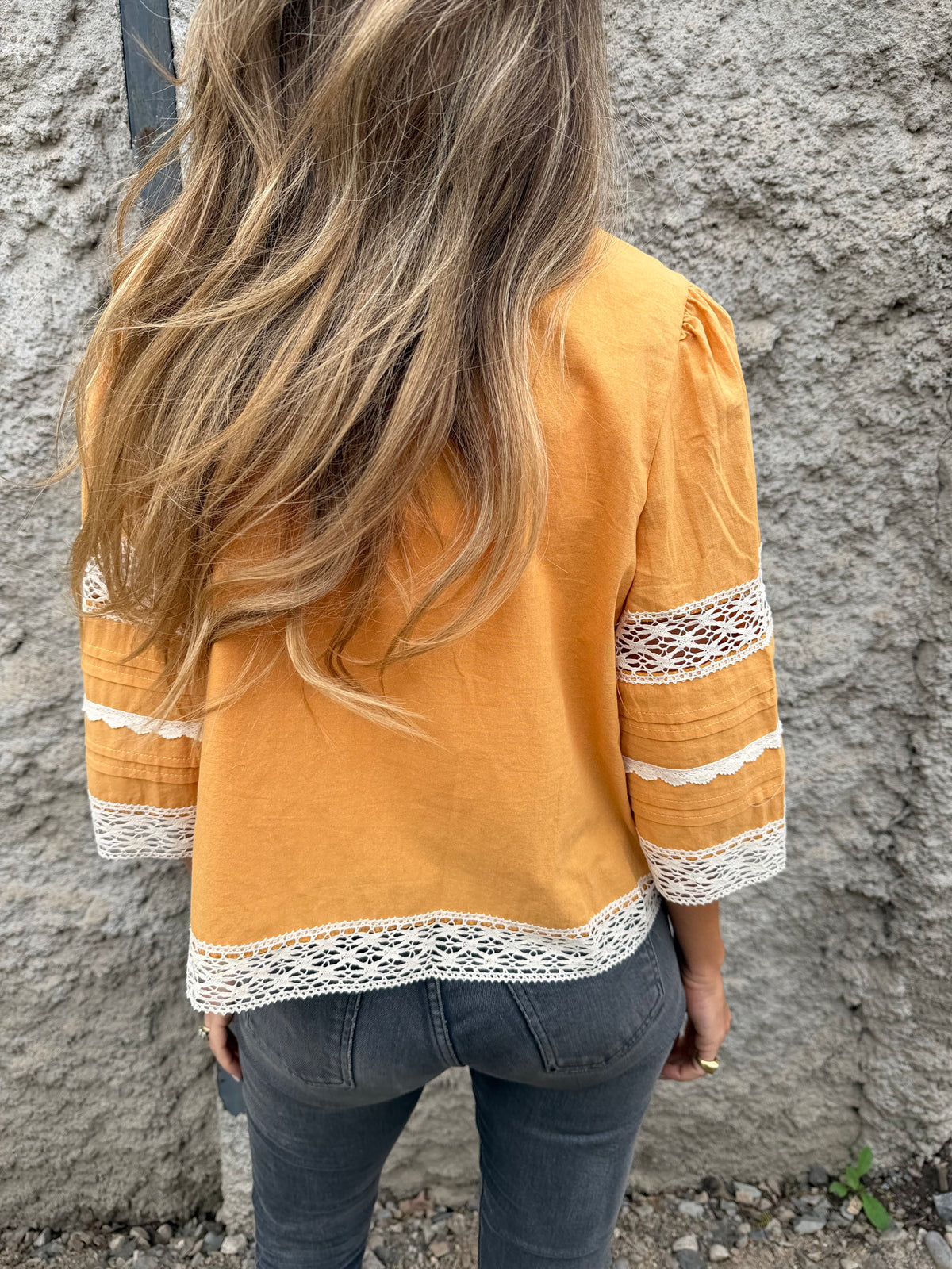 Chaqueta preciosa detalles macramé mostaza