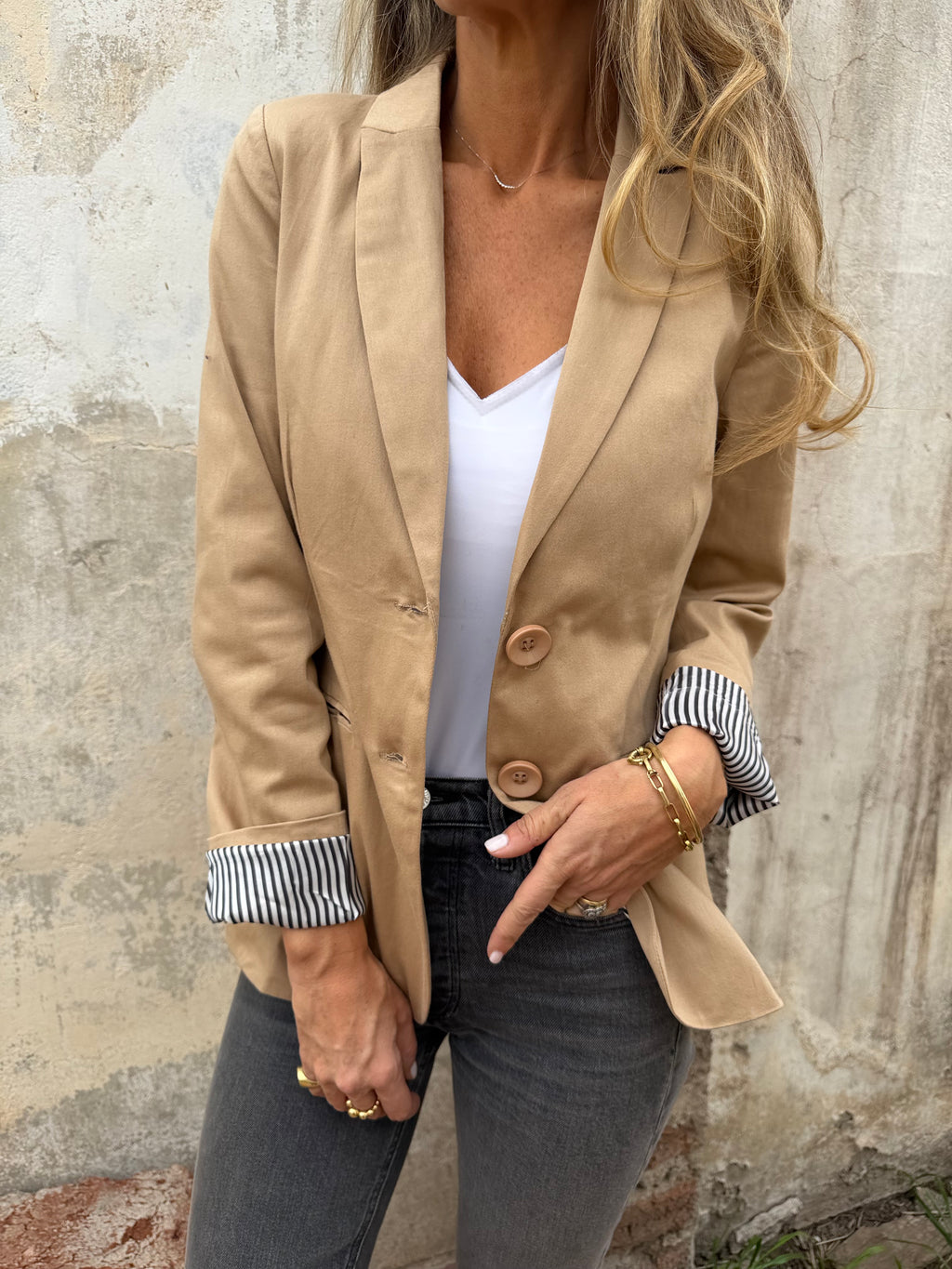 New blazer gabardina delgada con doblez rayado camel