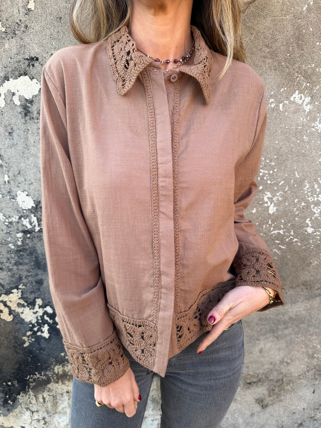 Blusa linoto y macramé café