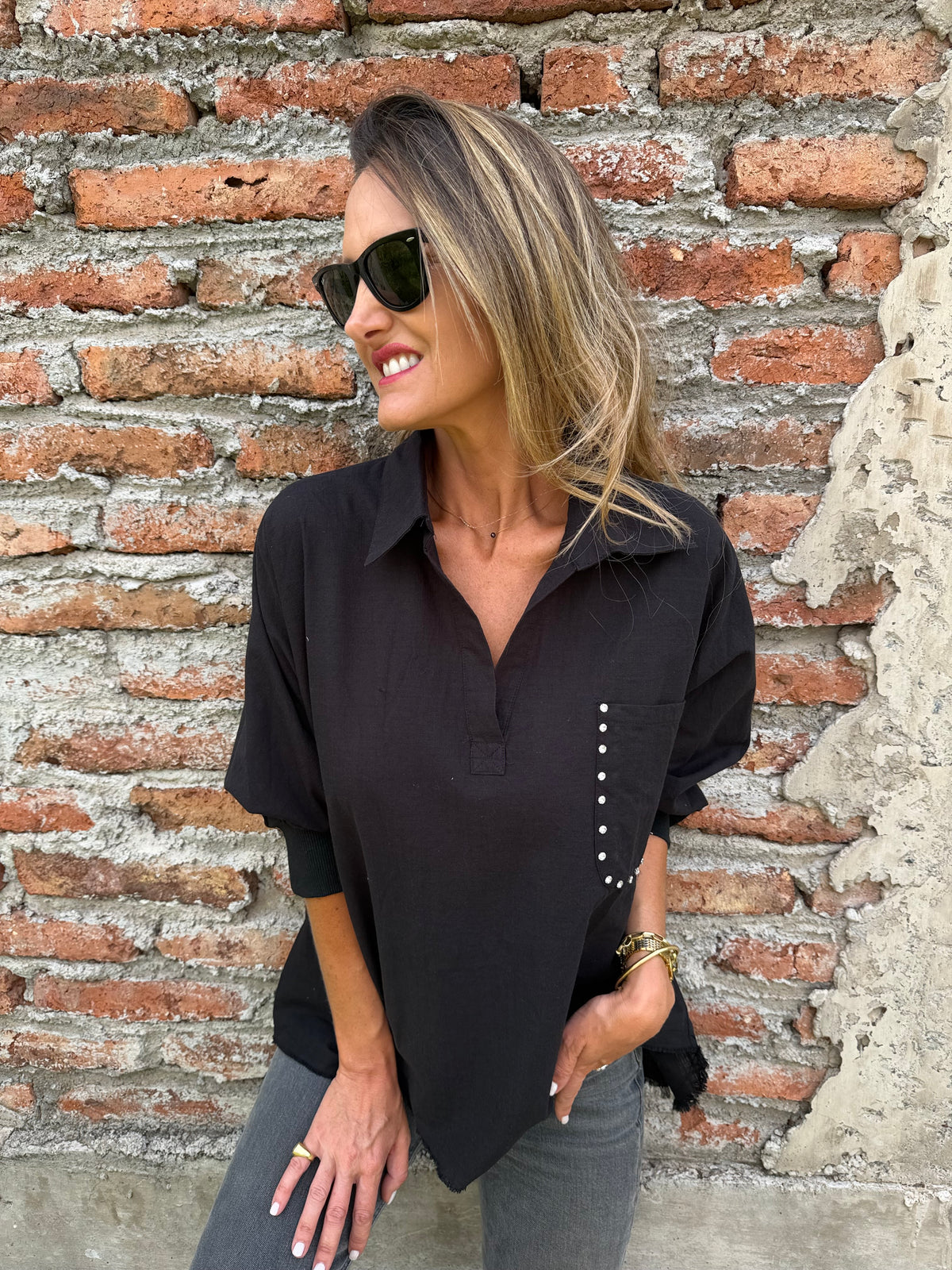 Blusa bolsillo brillantes negro