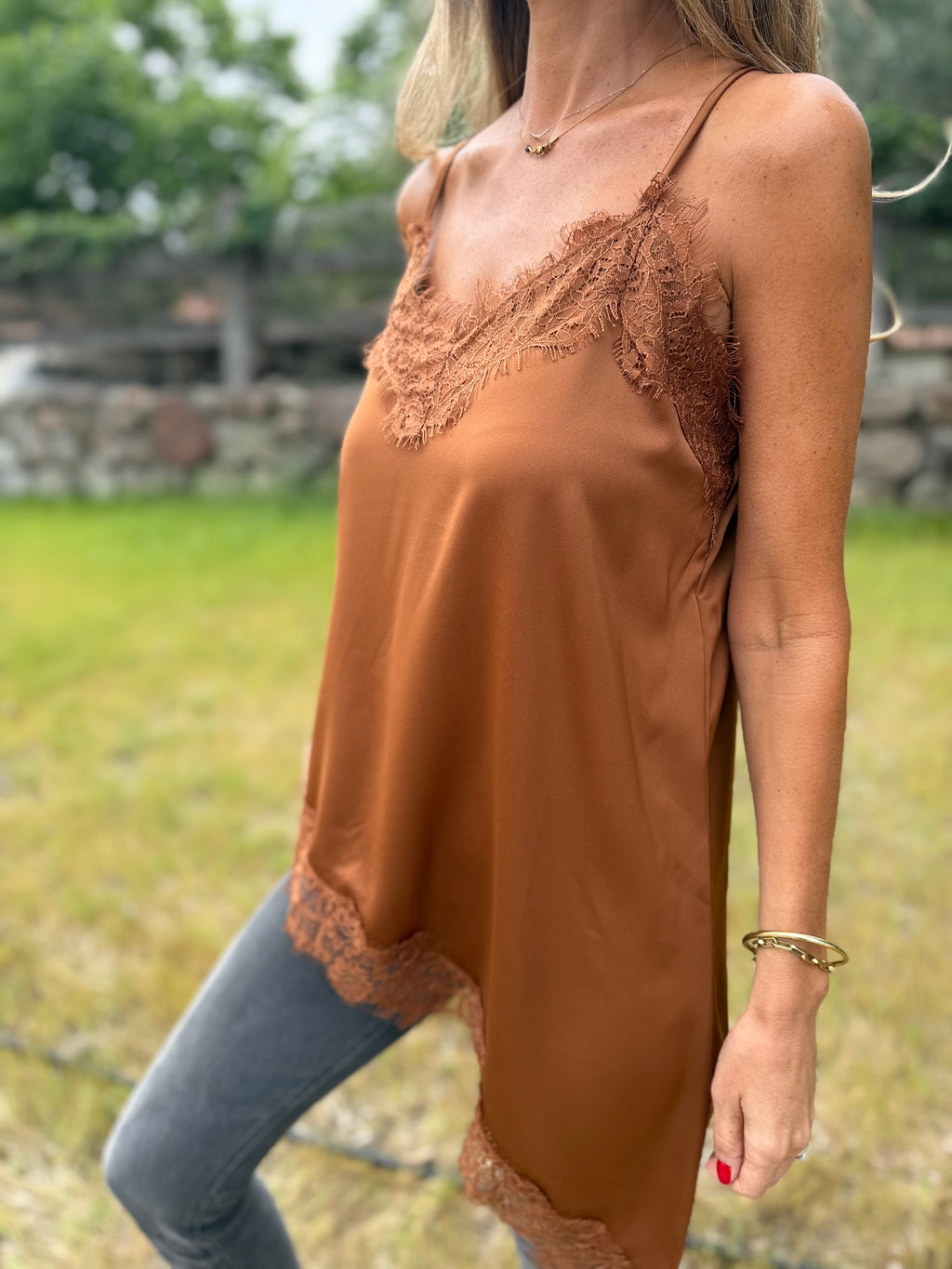 Blusa raso encaje irregular cobre