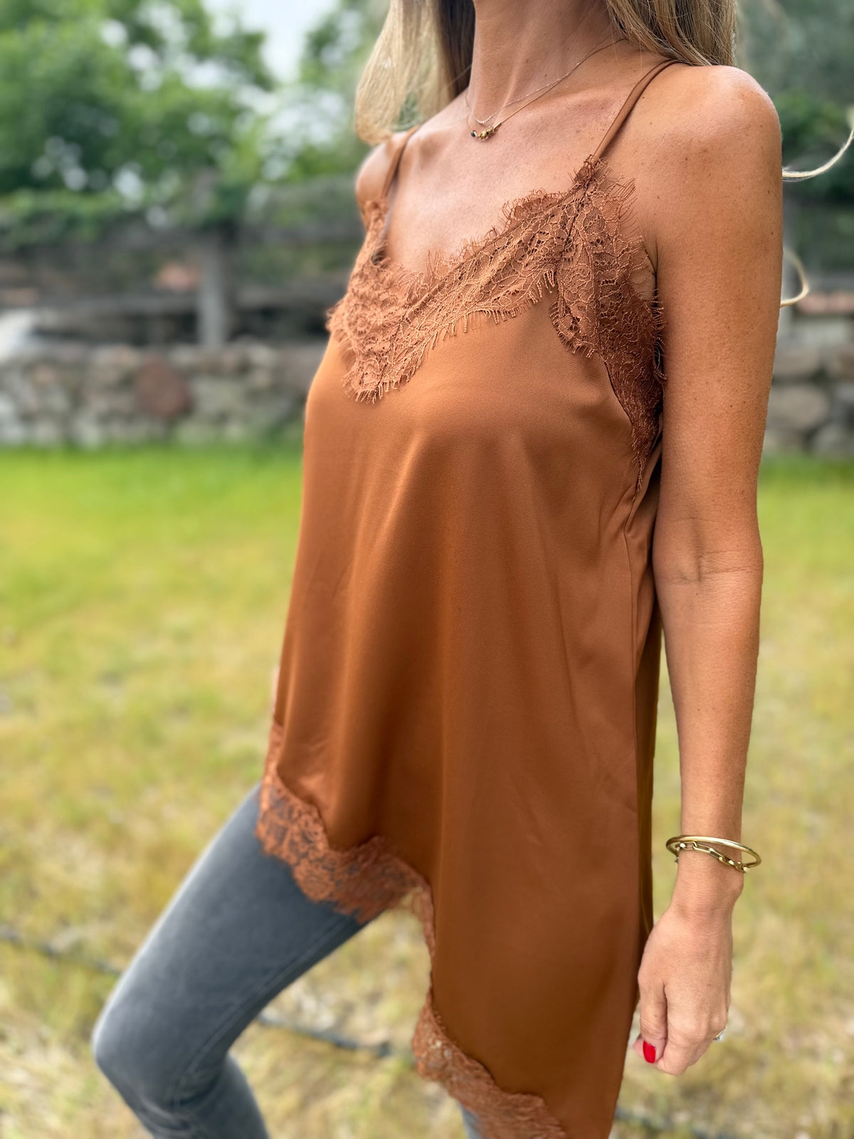 Blusa raso encaje irregular cobre