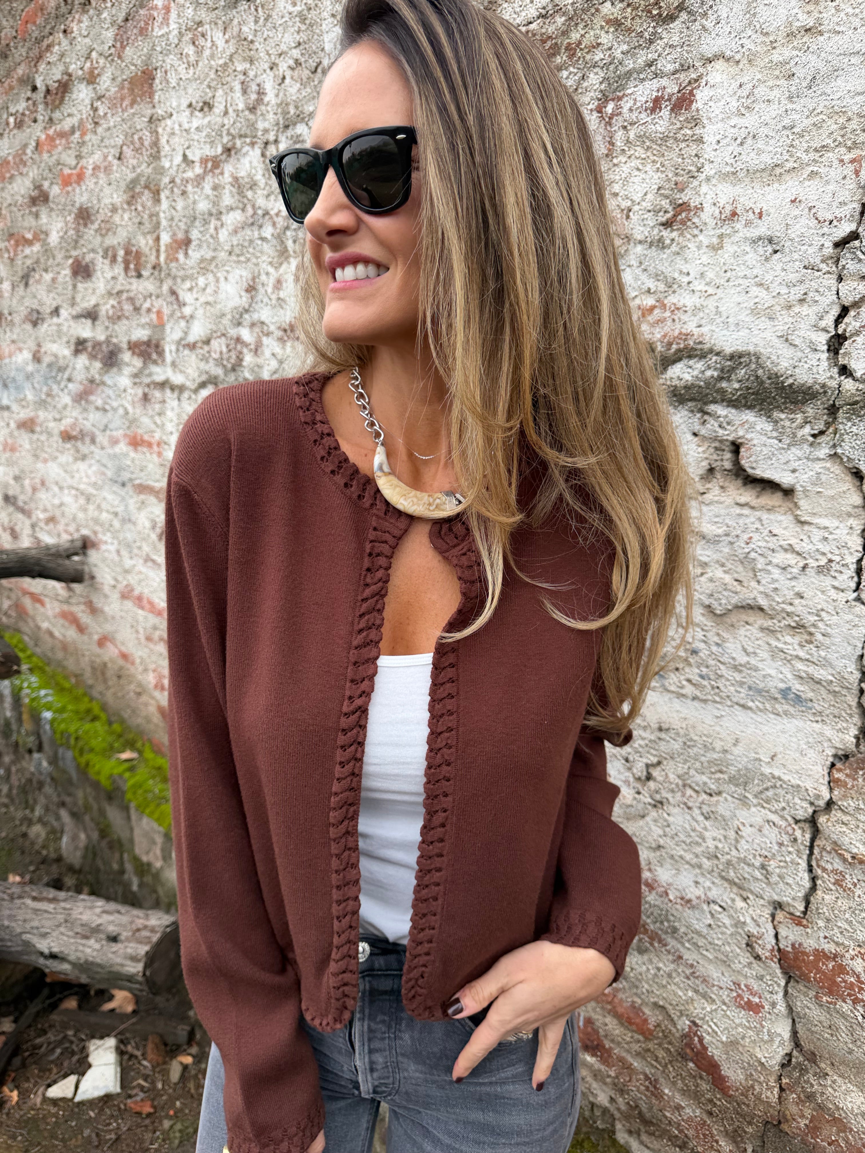 Chaquetita tejida detalles café
