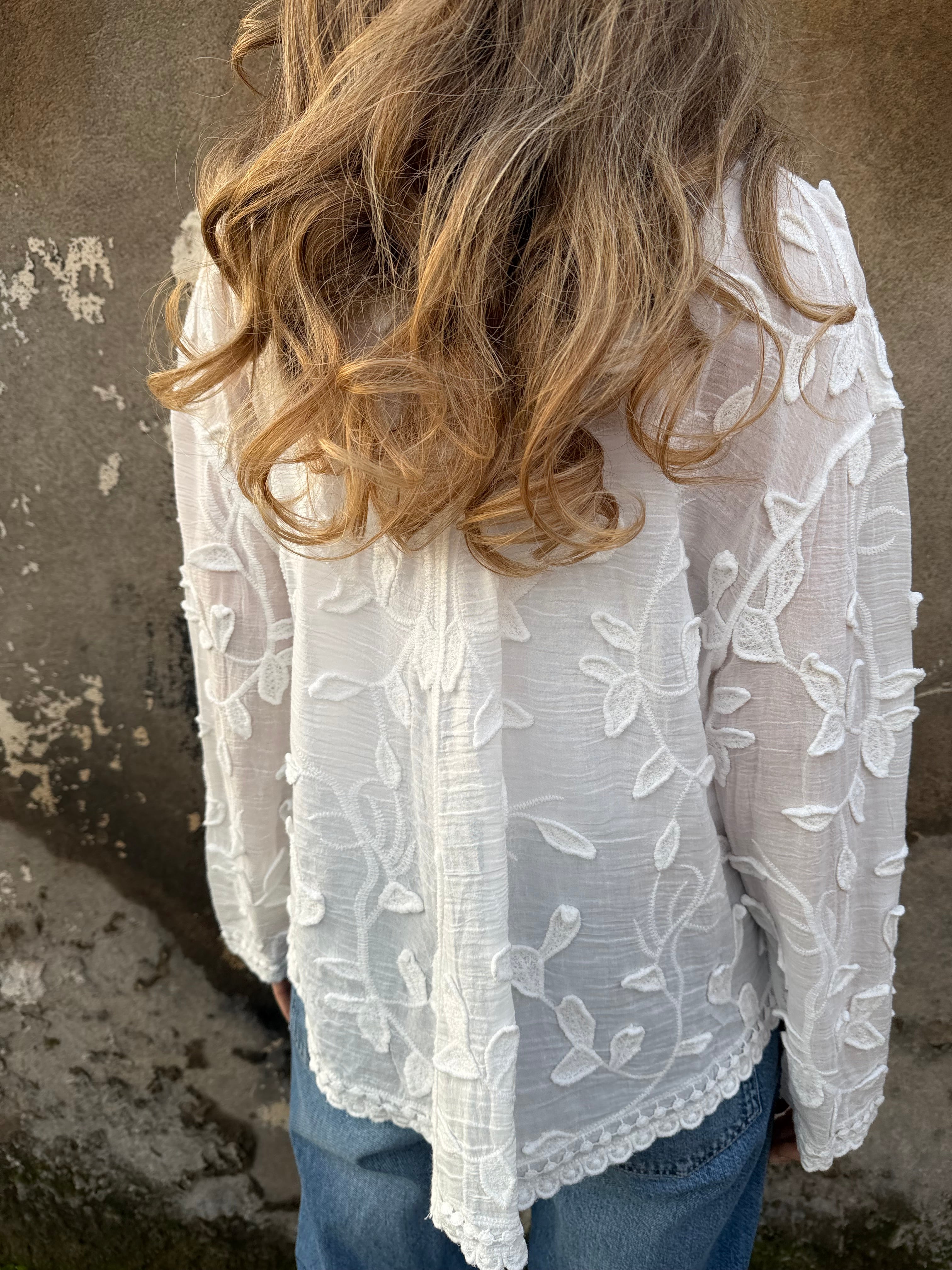 Blusa flores y bordados blanca
